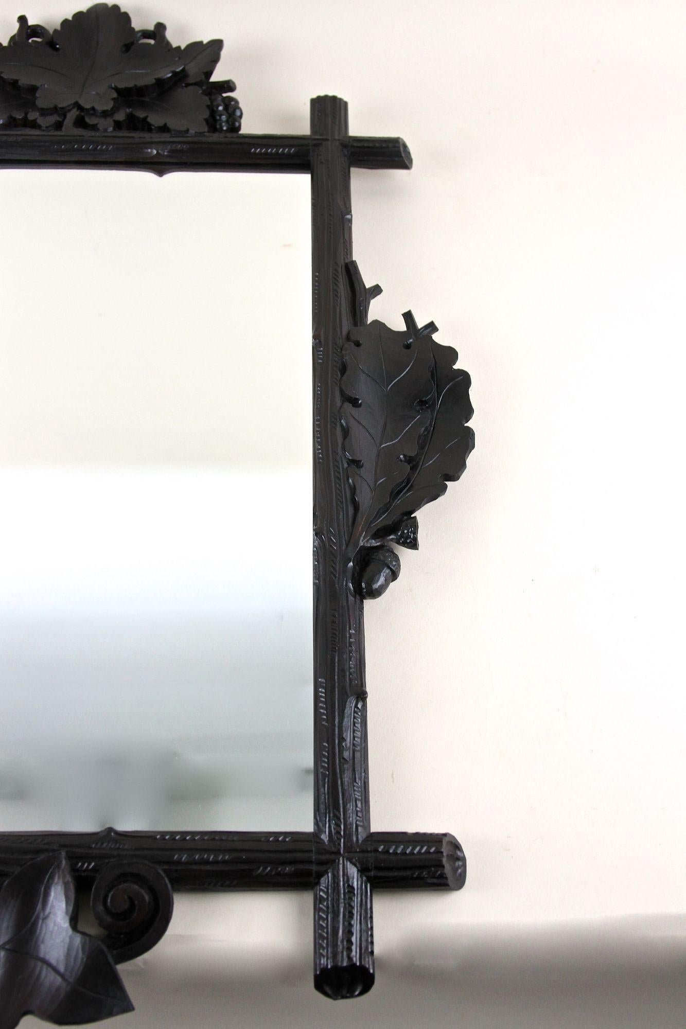 XIX secolo Specchio rustico Black Forest con foglie e ghiande, intagliato a mano - AT 1890 ca. in vendita