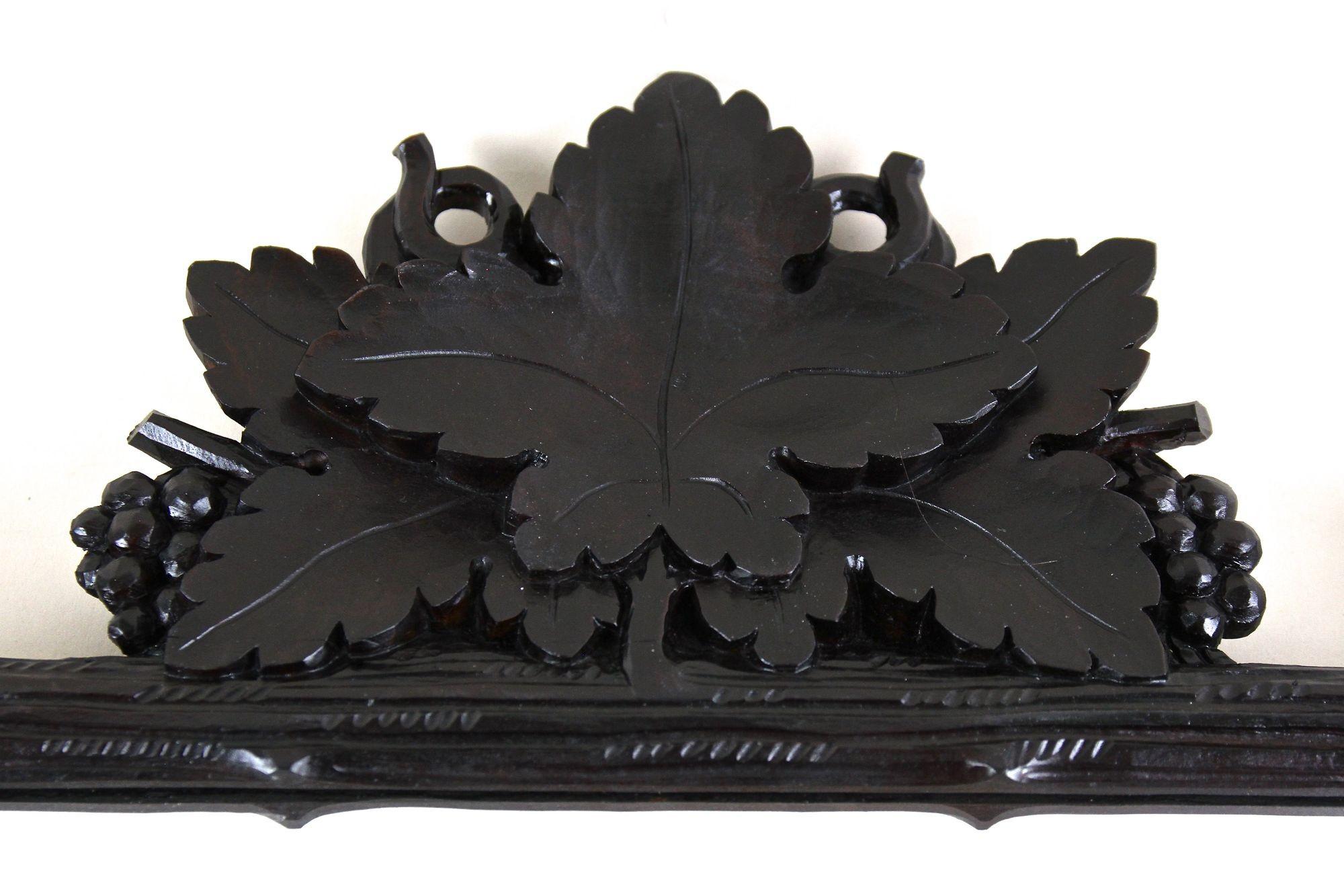 Specchio rustico Black Forest con foglie e ghiande, intagliato a mano - AT 1890 ca. in vendita 1