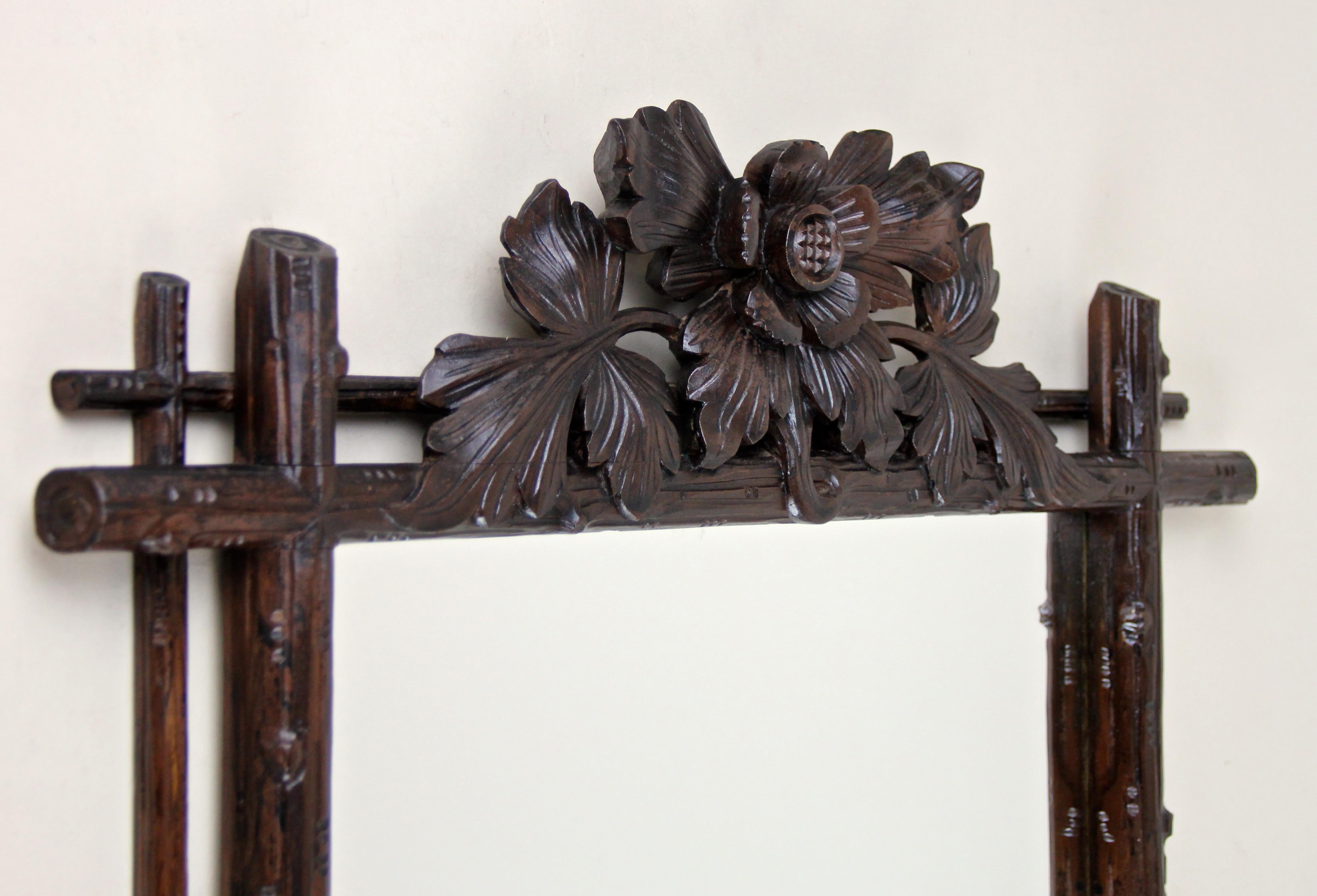 Rustic Black Forest Wall Mirror Hand Carved, Austria, circa 1890 In Good Condition In Lichtenberg, AT
