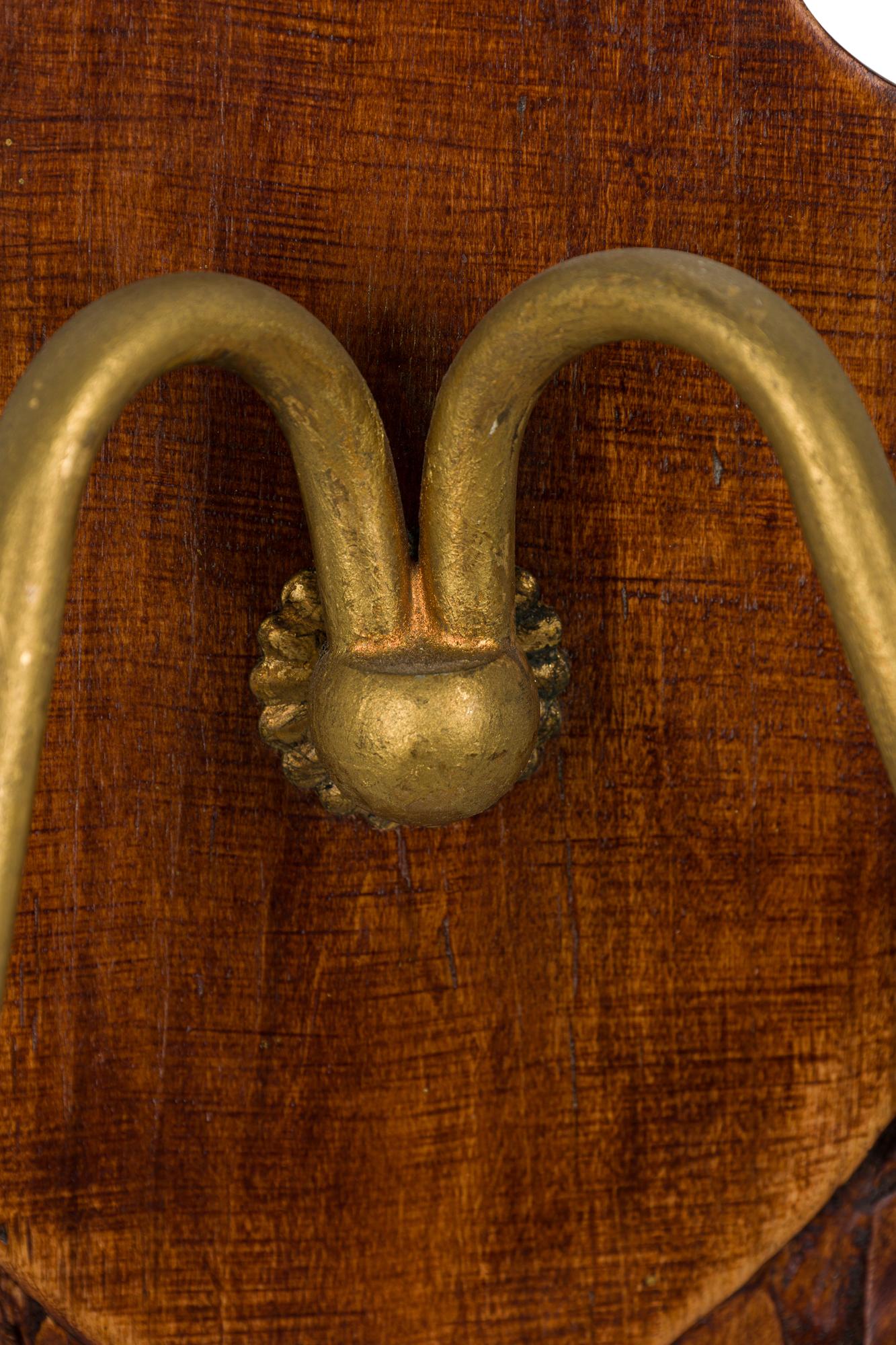 Rustikale Wandtafel im Schwarzwaldstil, montiert als 2-armige Wandleuchte mit geschnitzten Eichenblättern und Eicheln (Ähnliches Stück: AIN001B)