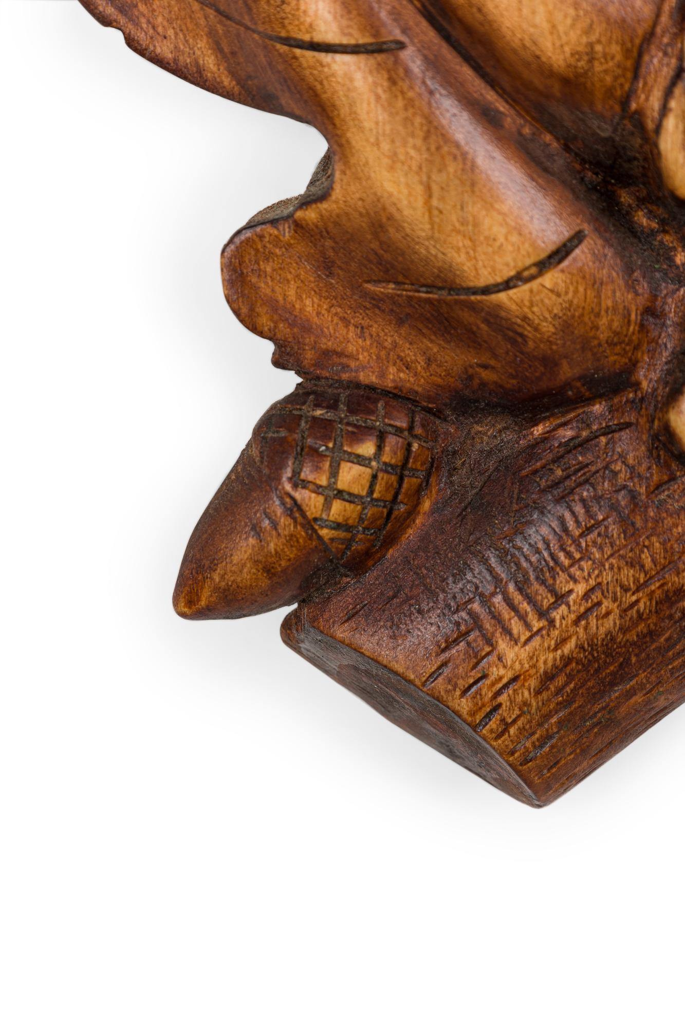 Rustikaler Black Forest Wandleuchter aus Holz und Messing (Unbekannt) im Angebot