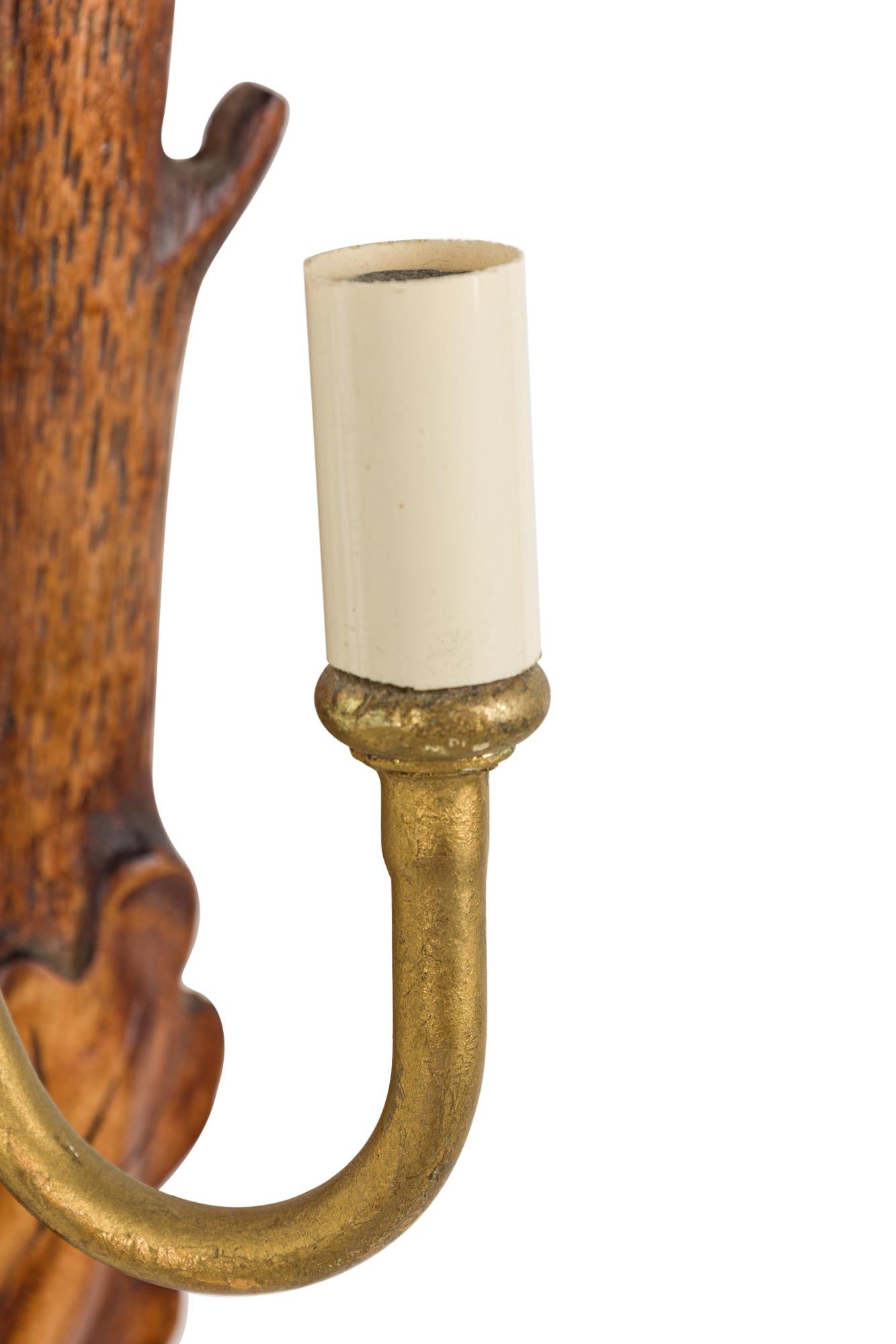 Rustikaler Black Forest Wandleuchter aus Holz und Messing (Geschnitzt) im Angebot