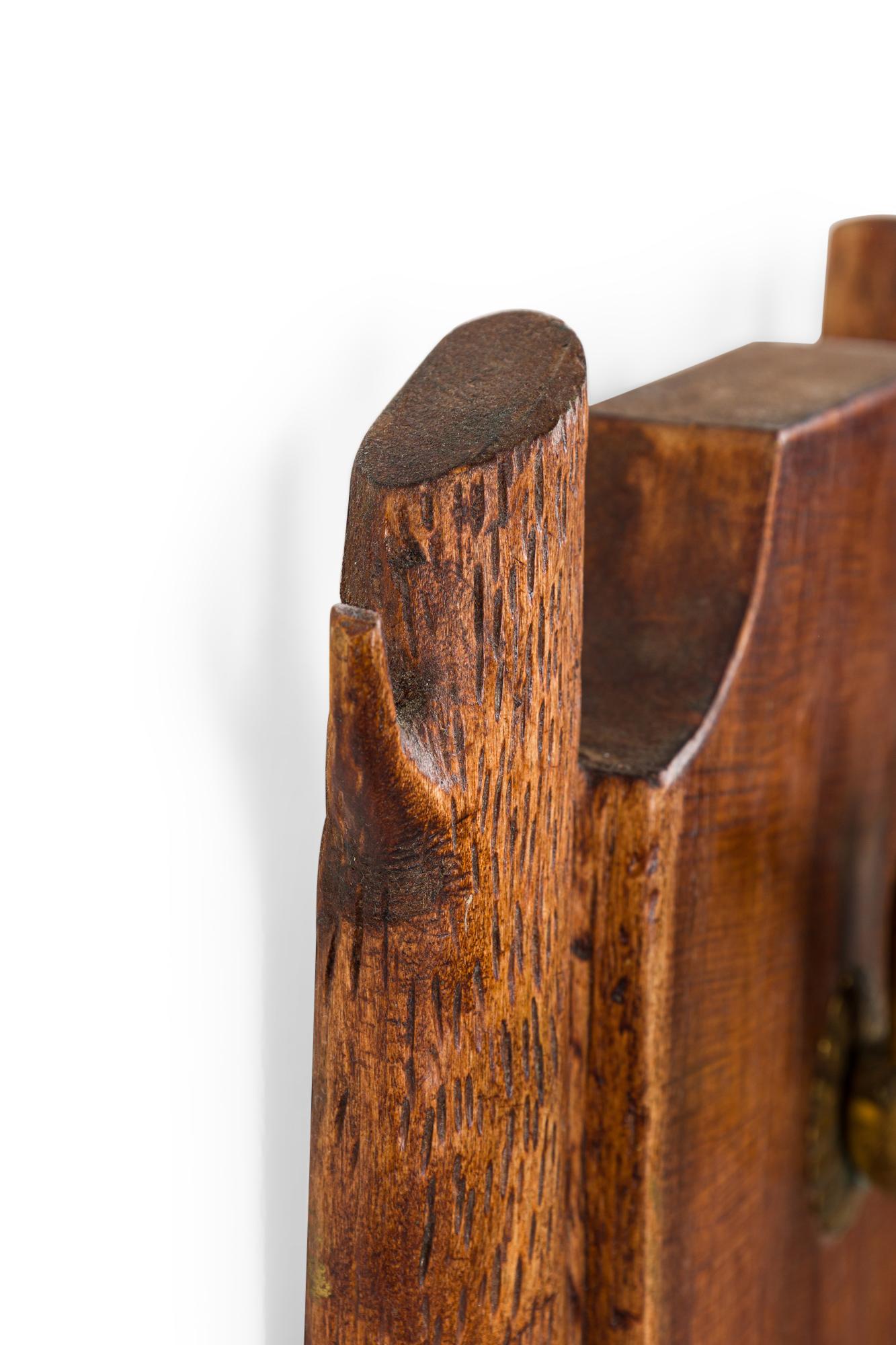 Rustikaler Black Forest Wandleuchter aus Holz und Messing im Zustand „Gut“ im Angebot in Queens, NY