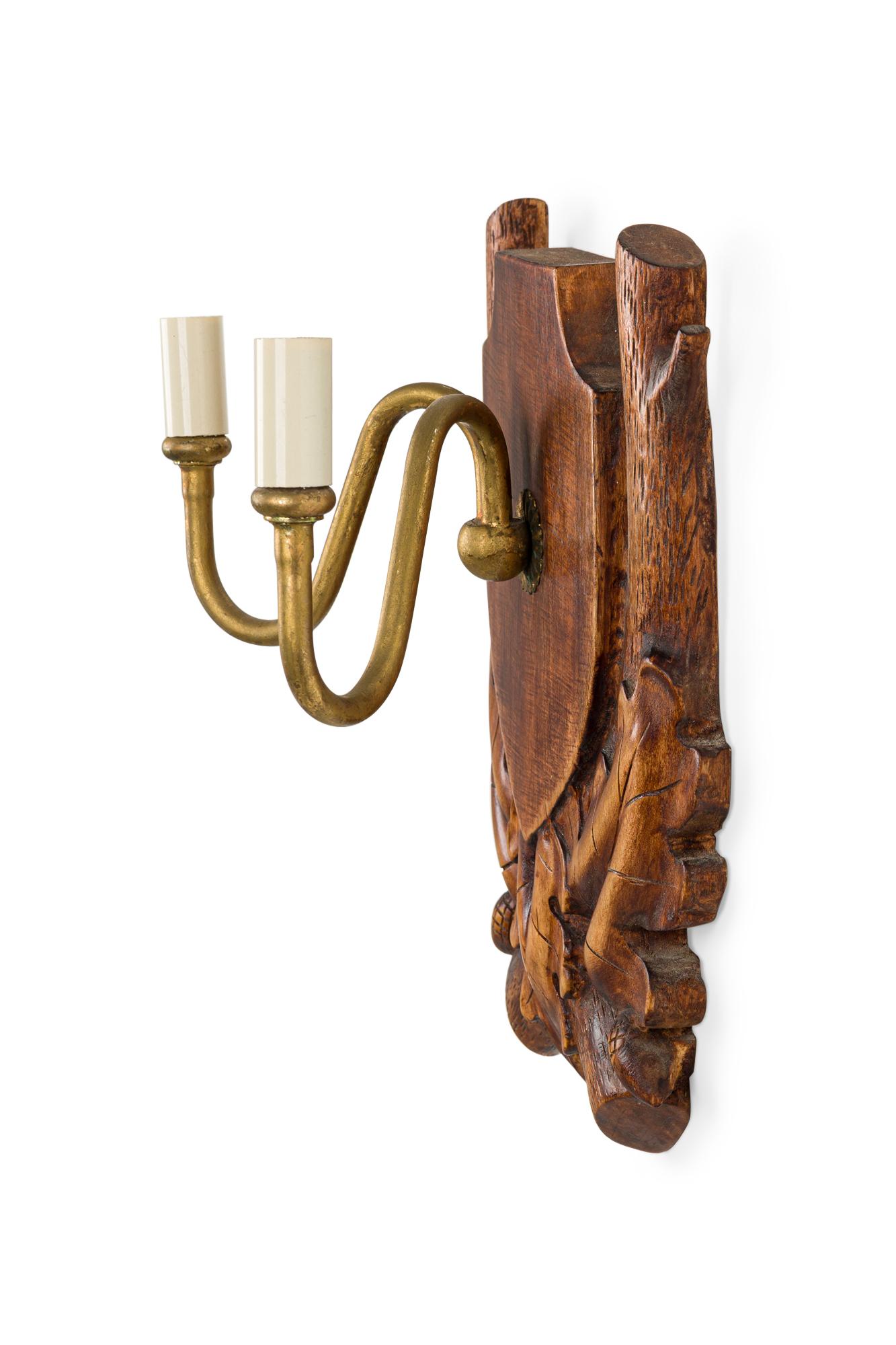 Rustikaler Black Forest Wandleuchter aus Holz und Messing (19. Jahrhundert) im Angebot