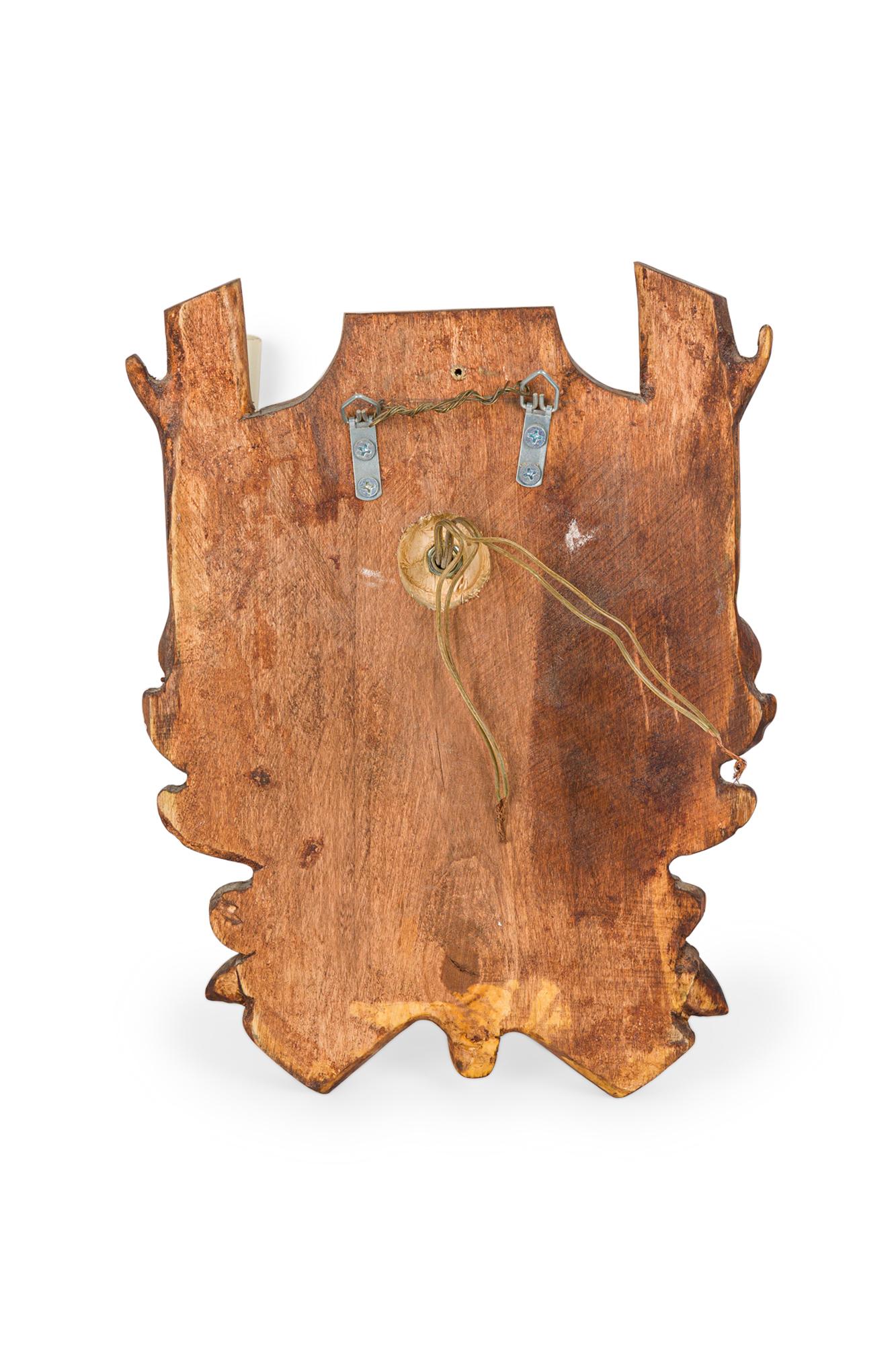 Rustikaler Black Forest Wandleuchter aus Holz und Messing (Eichenholz) im Angebot