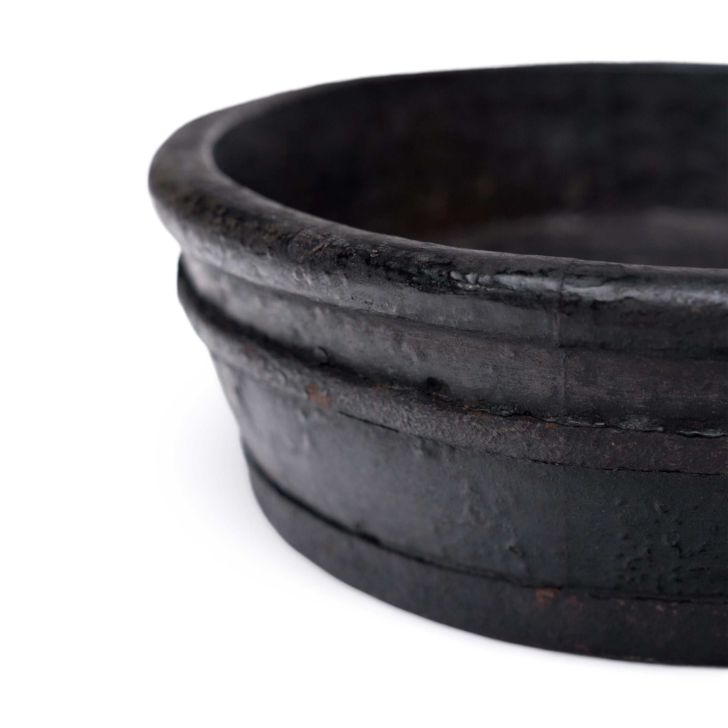 Rustico Piatto rustico in legno laccato nero in vendita