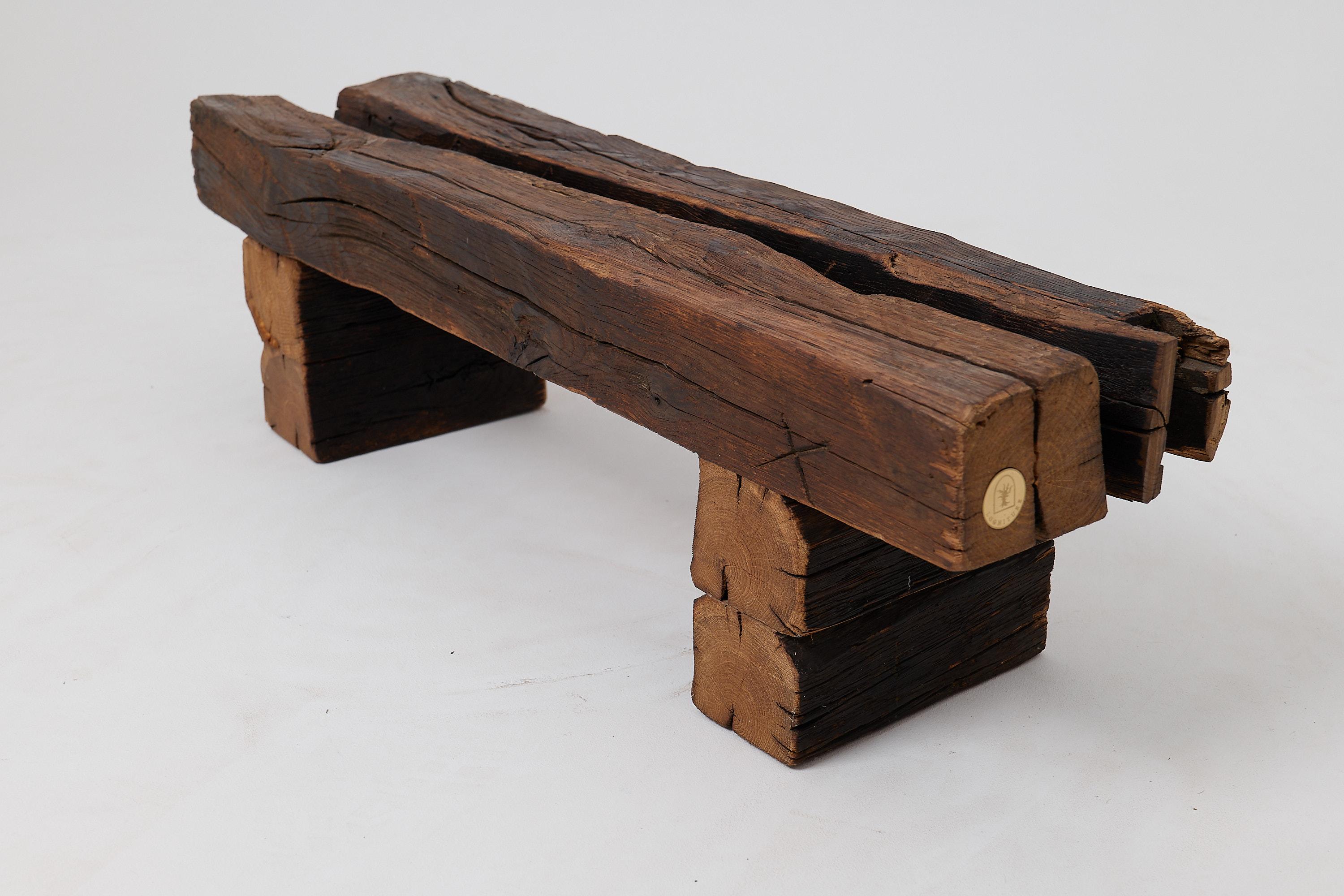 Banc de jardin rustique en bois noirci avec forme organique brute Indoor & Outdoor en vente 2