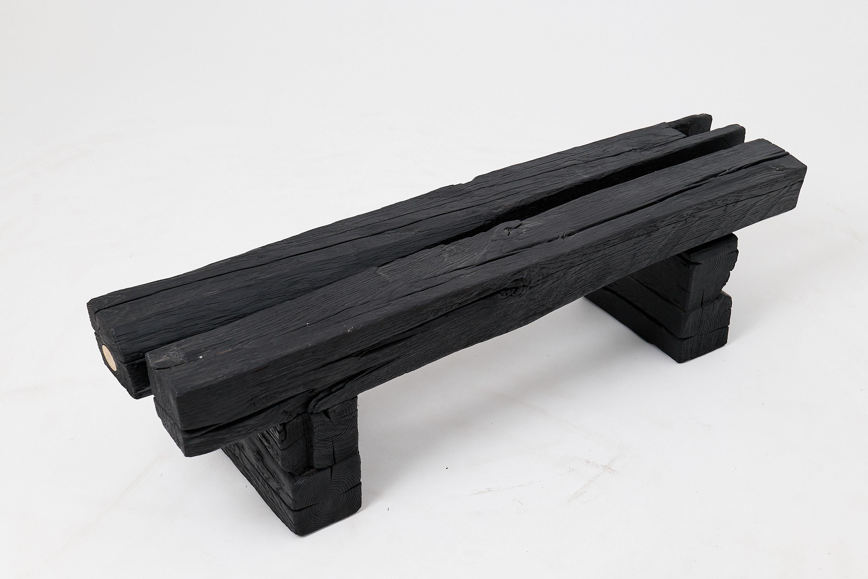 Banc de jardin rustique en bois noirci avec forme organique brute Indoor & Outdoor en vente 2