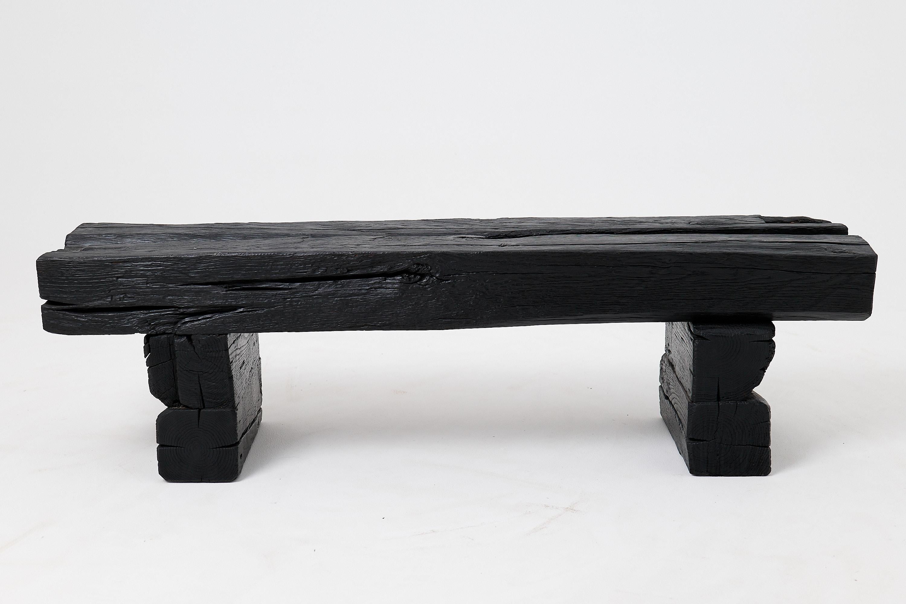 Banc de jardin rustique en bois noirci avec forme organique brute Indoor & Outdoor en vente 3