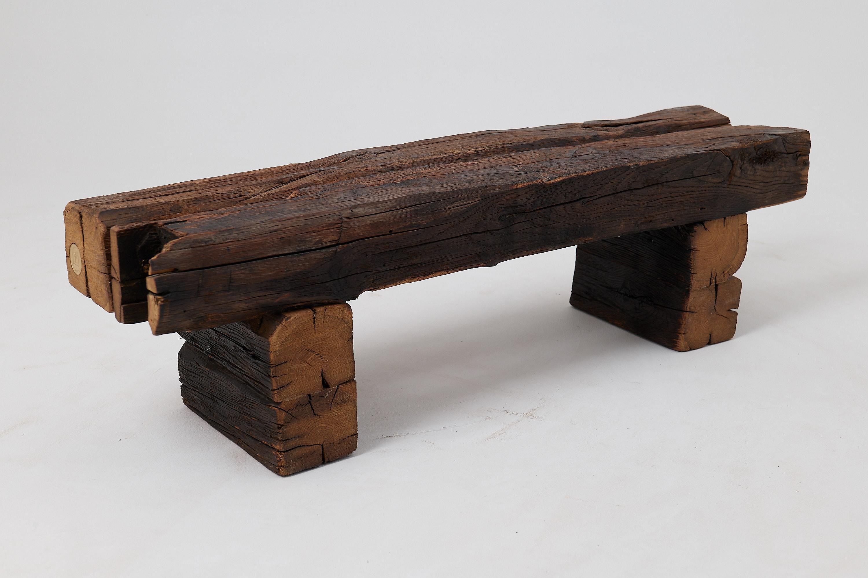Banc de jardin rustique en bois noirci avec forme organique brute Indoor & Outdoor en vente 4