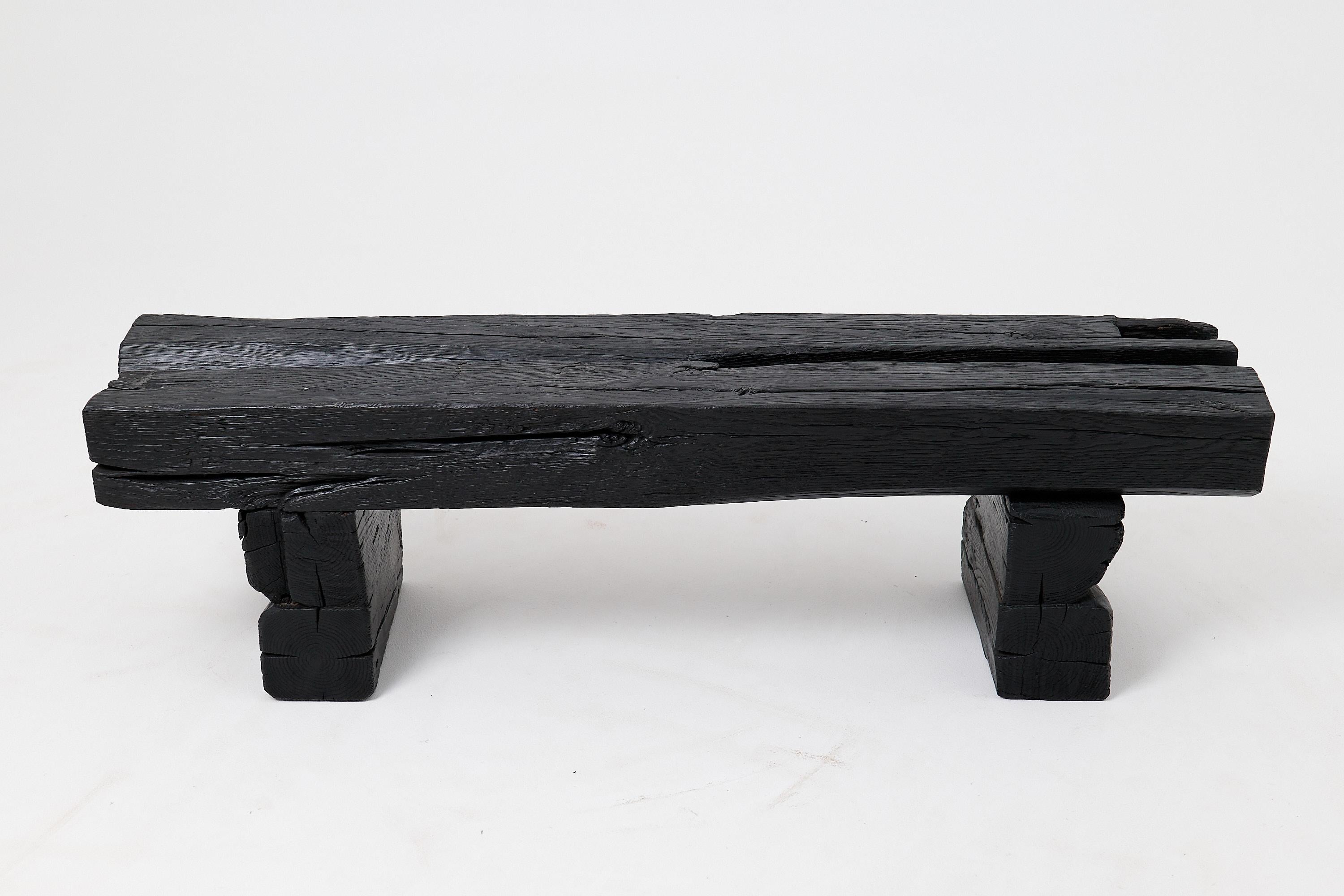 Banc de jardin rustique en bois noirci avec forme organique brute Indoor & Outdoor en vente 4