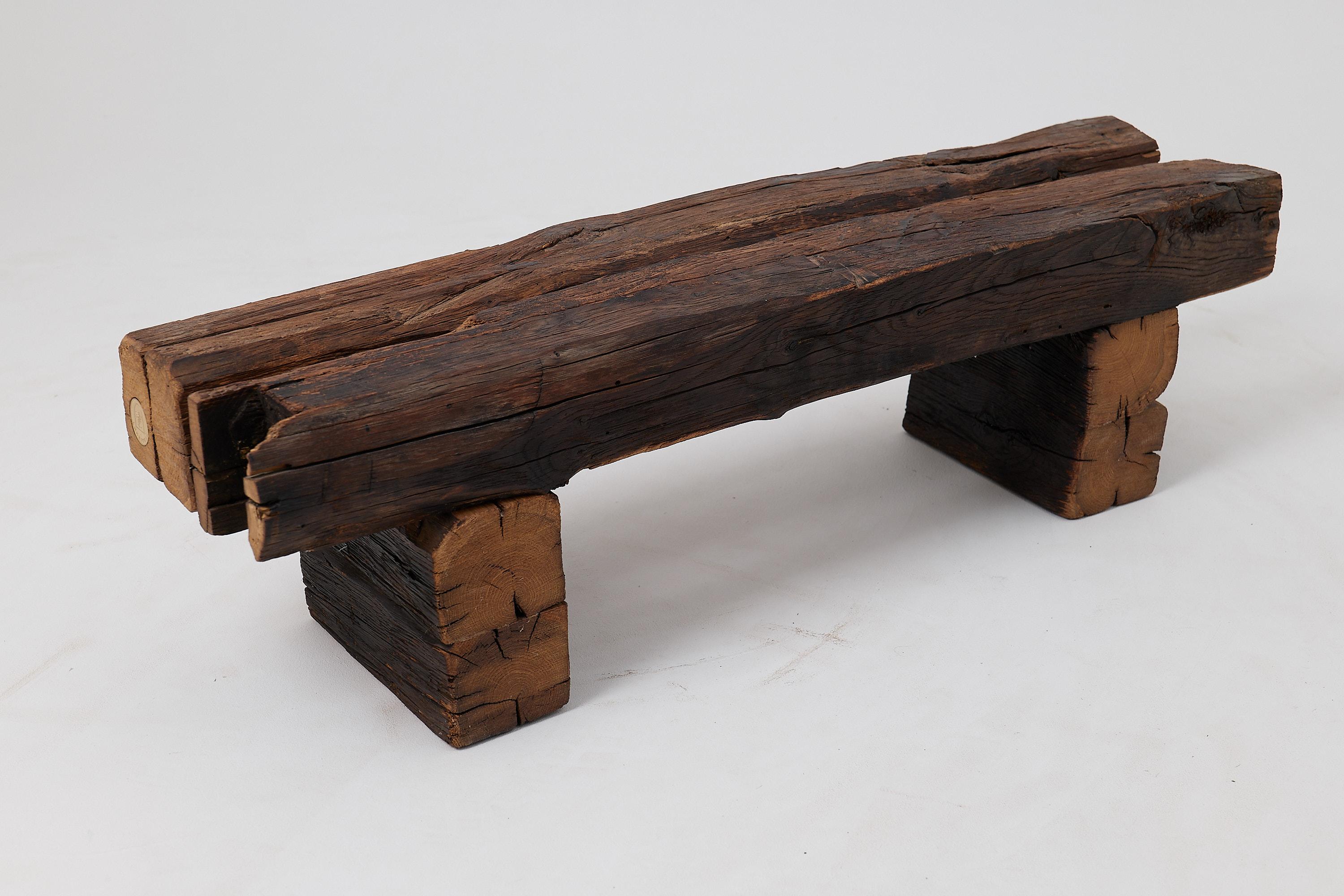 Banc de jardin rustique en bois noirci avec forme organique brute Indoor & Outdoor en vente 5