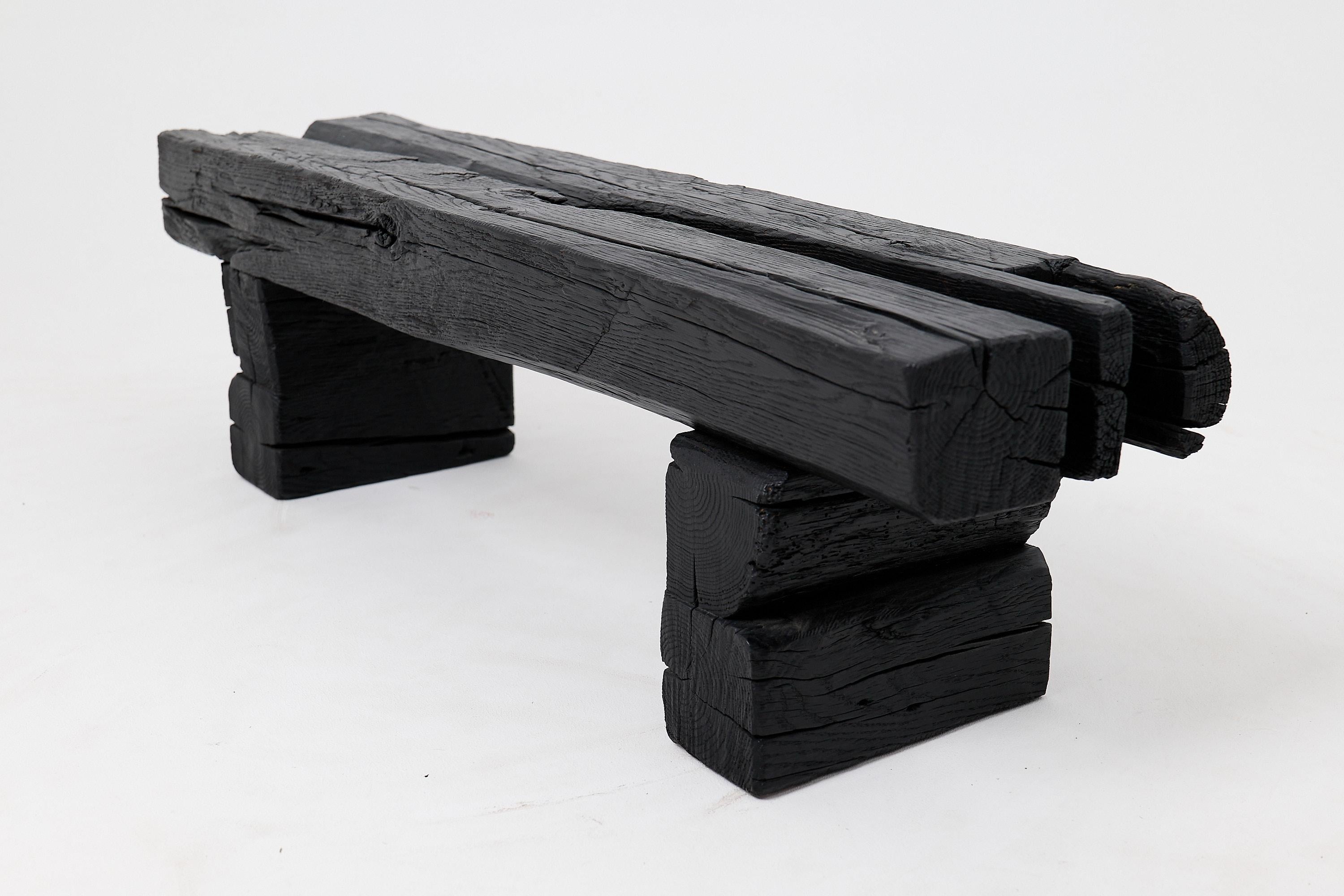 Banc de jardin rustique en bois noirci avec forme organique brute Indoor & Outdoor en vente 5