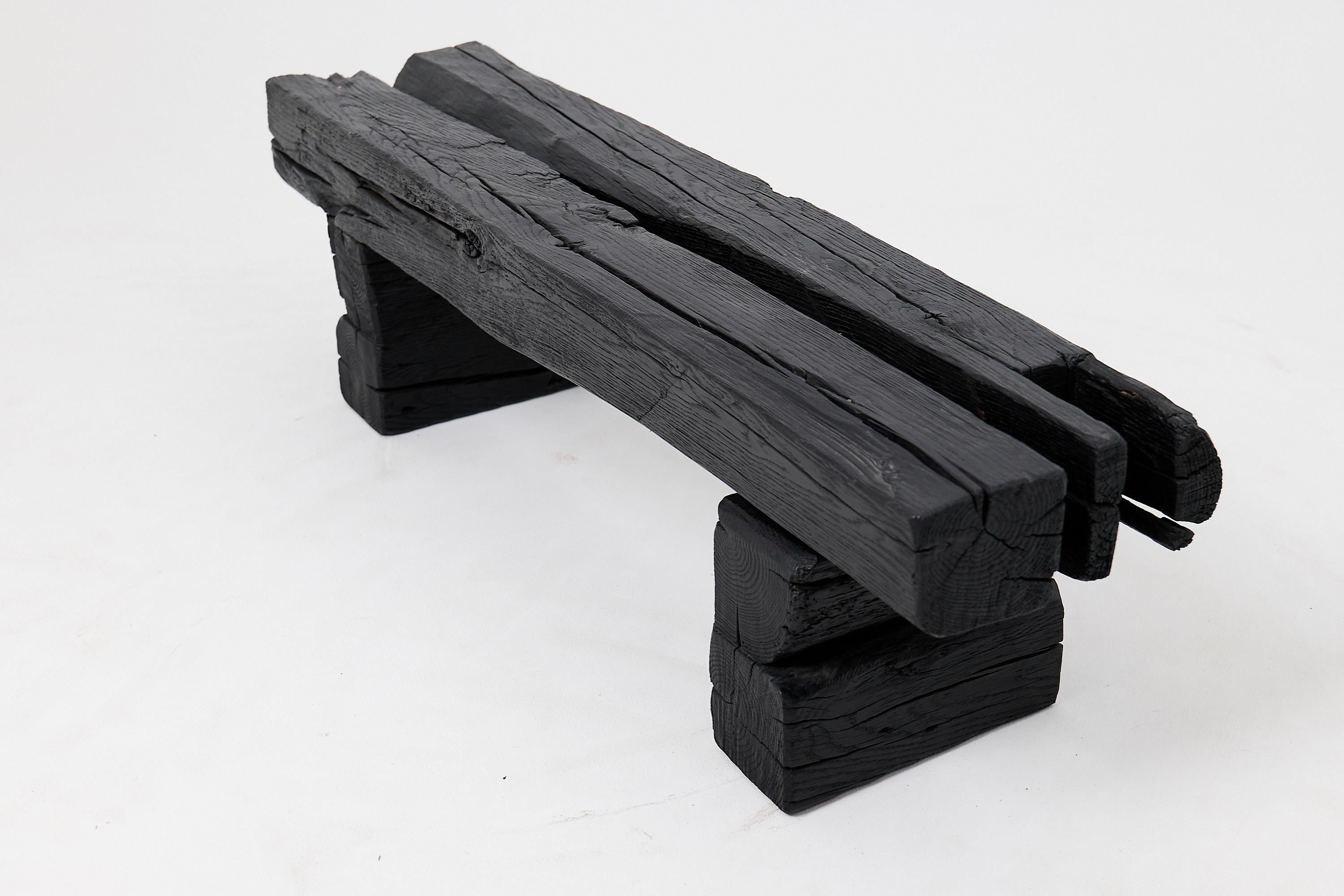 Banc de jardin rustique en bois noirci avec forme organique brute Indoor & Outdoor en vente 6
