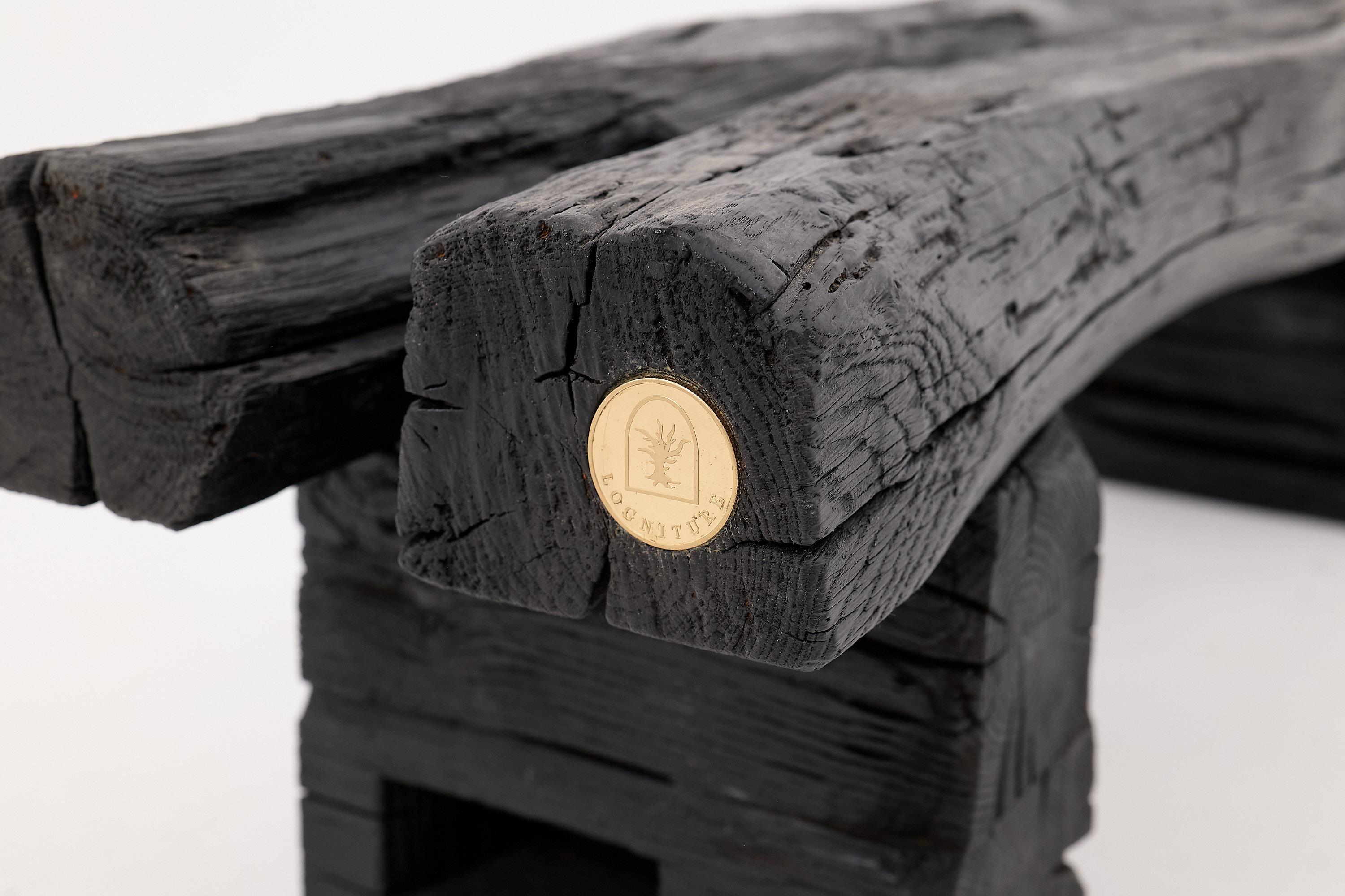 Rustikale Gartenbank aus geschwärztem Holz mit roher organischer Form Indoor & Outdoor im Angebot 8