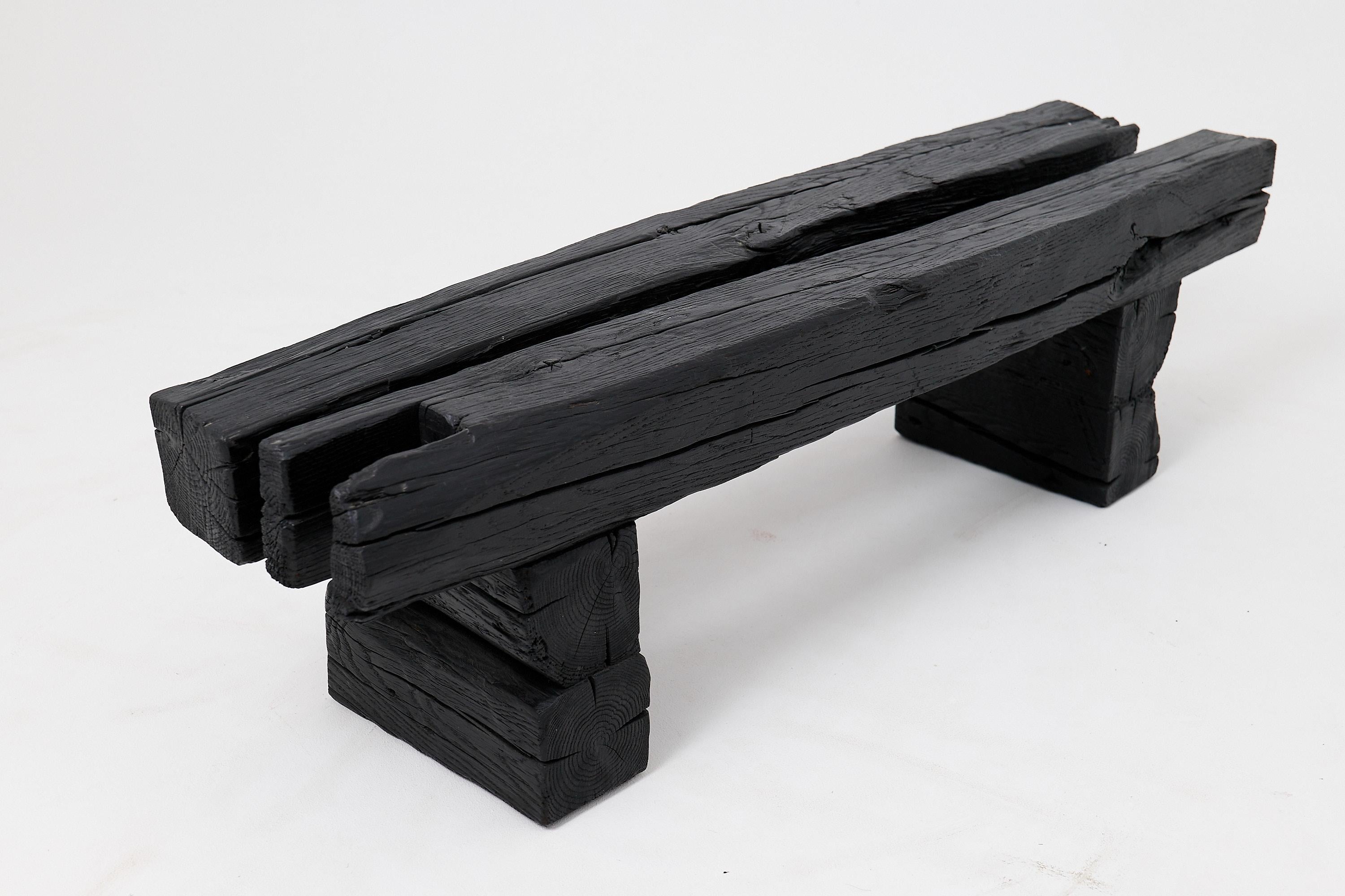 Banc de jardin rustique en bois noirci avec forme organique brute Indoor & Outdoor en vente 7