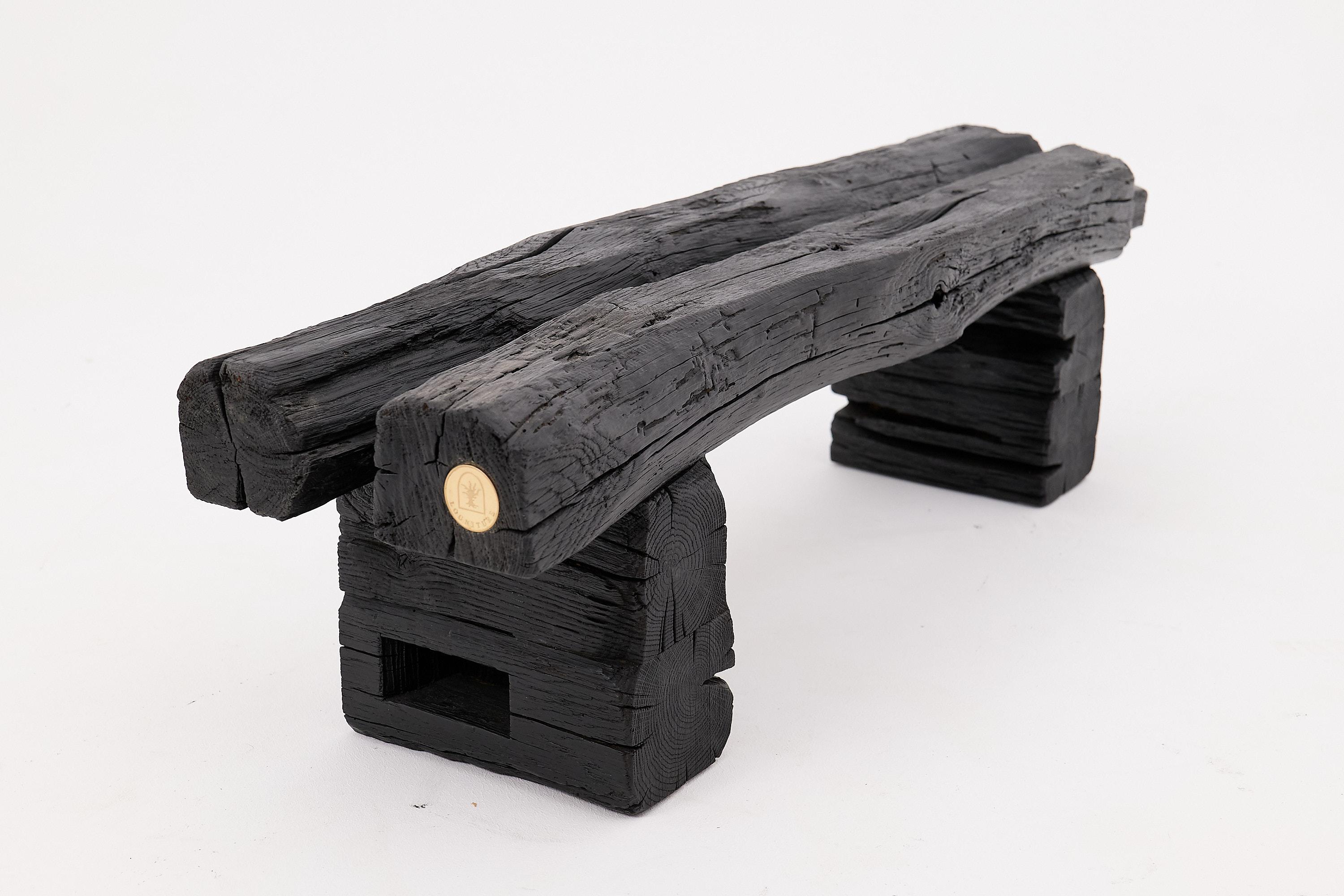 Rustikale Gartenbank aus geschwärztem Holz mit roher organischer Form Indoor & Outdoor im Angebot 9