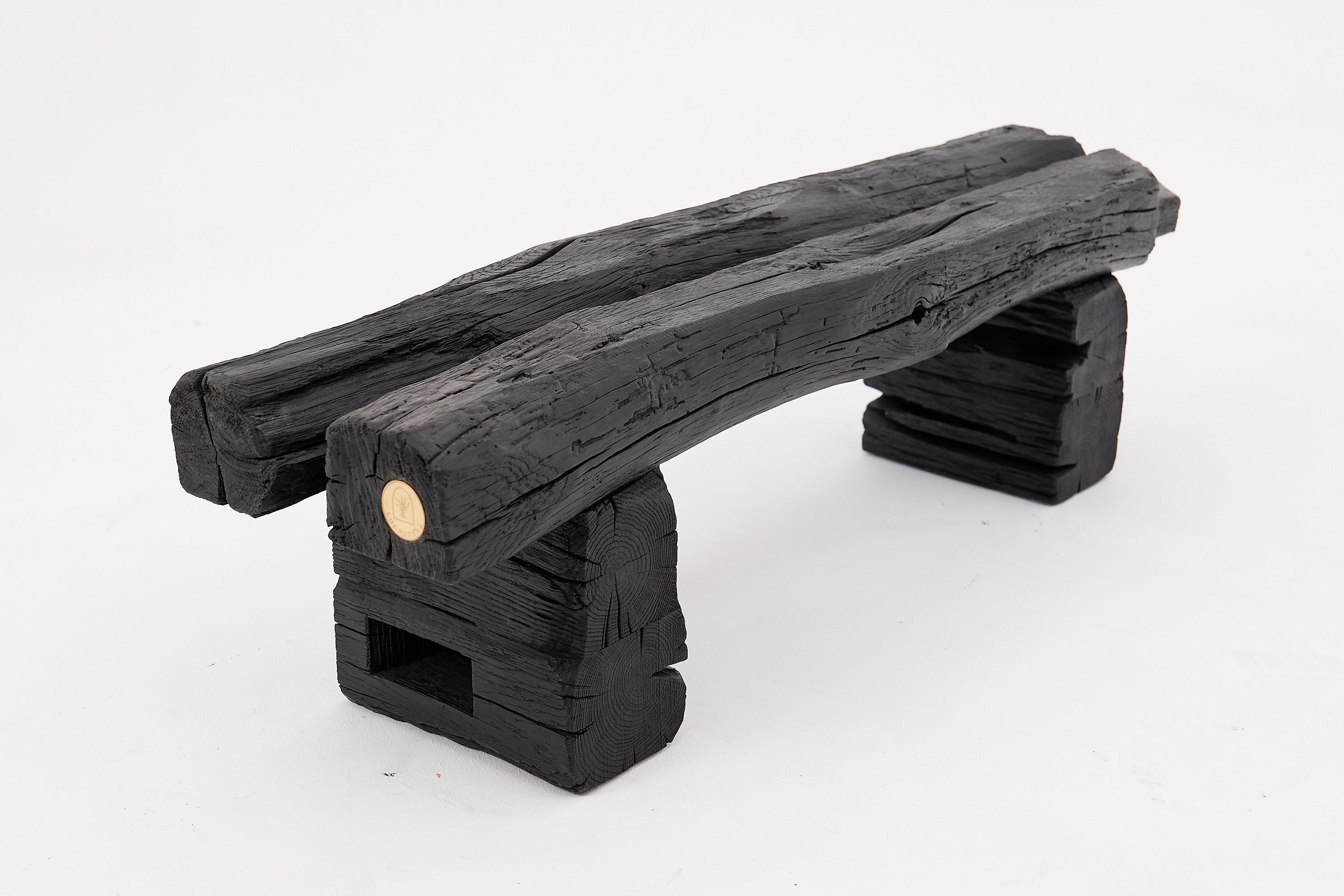 Rustikale Gartenbank aus geschwärztem Holz mit roher organischer Form Indoor & Outdoor im Angebot 10