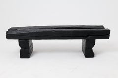 Banc de jardin rustique en bois noirci avec forme organique brute Indoor & Outdoor