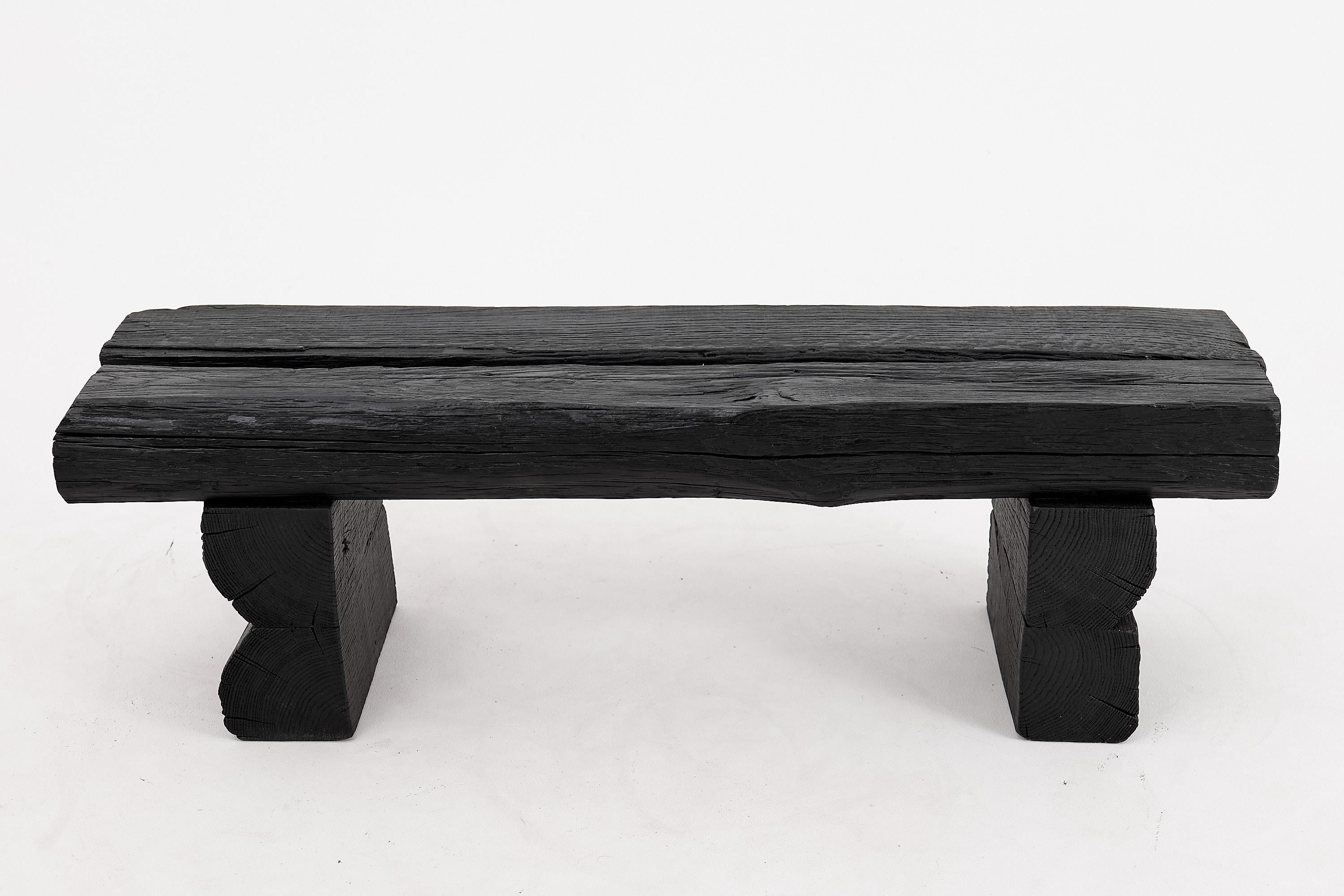 Brutalismo Panchina da giardino rustica in Wood annerito con forma organica grezza per interni ed esterni in vendita