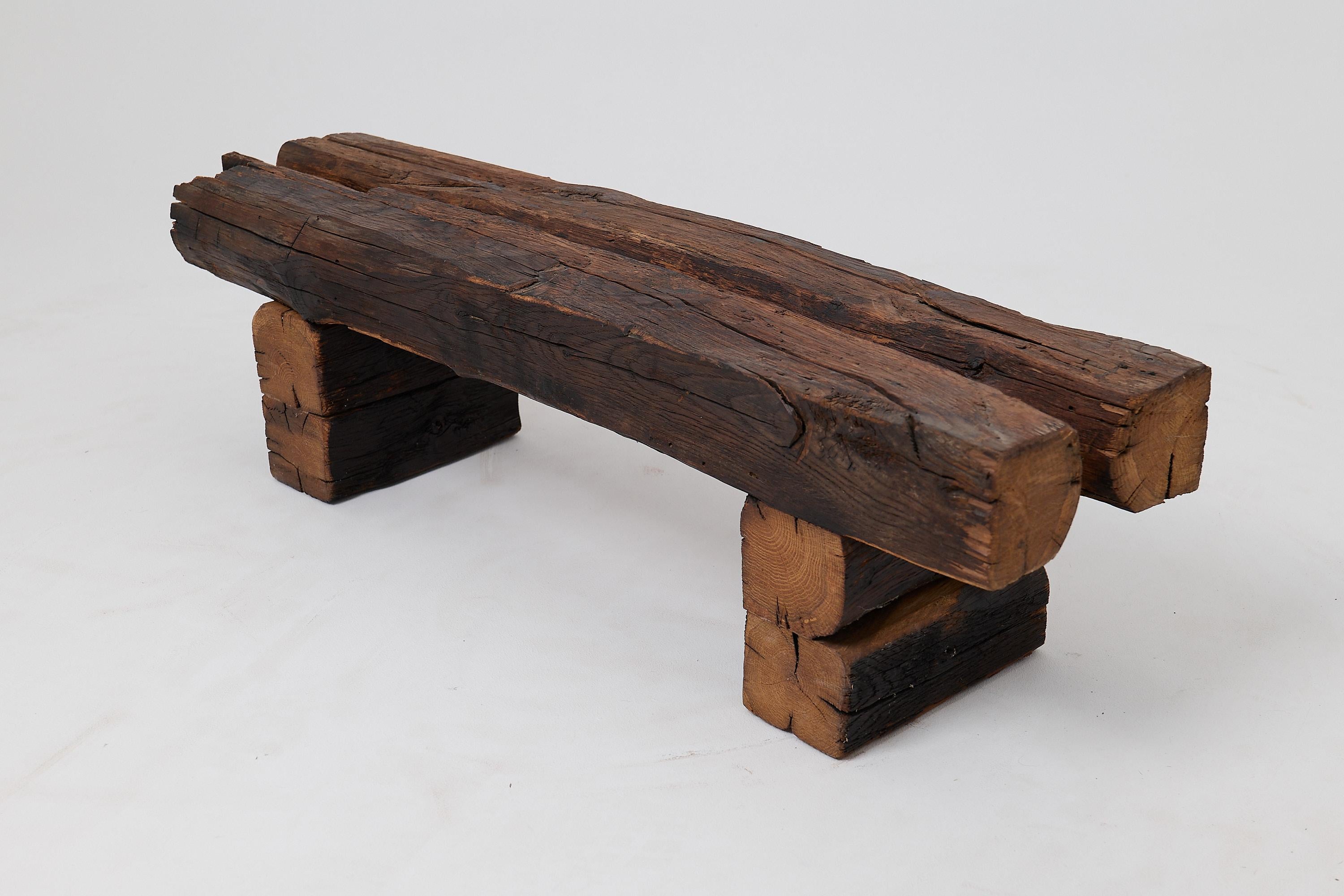 Brutalisme Banc de jardin rustique en bois noirci avec forme organique brute Indoor & Outdoor en vente