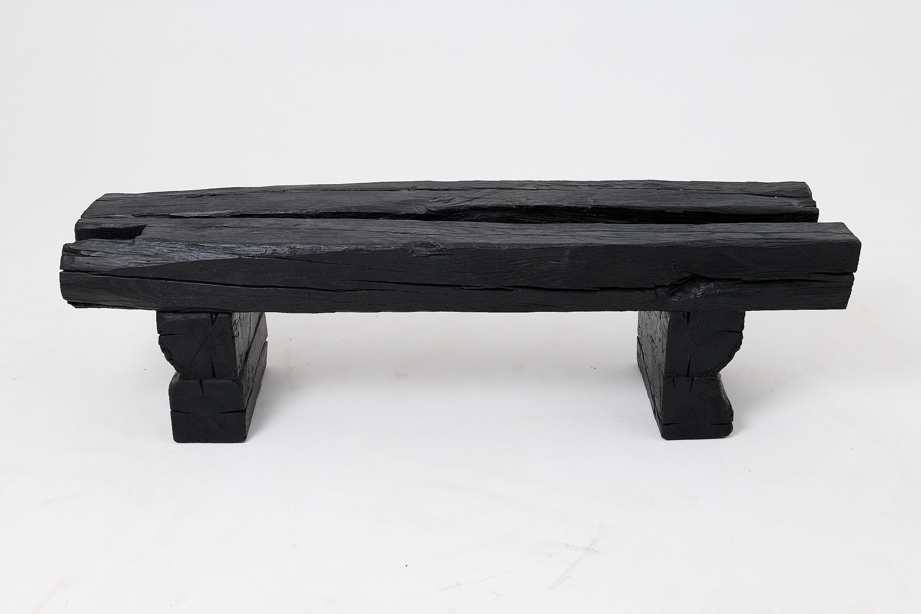 Brutalisme Banc de jardin rustique en bois noirci avec forme organique brute Indoor & Outdoor en vente