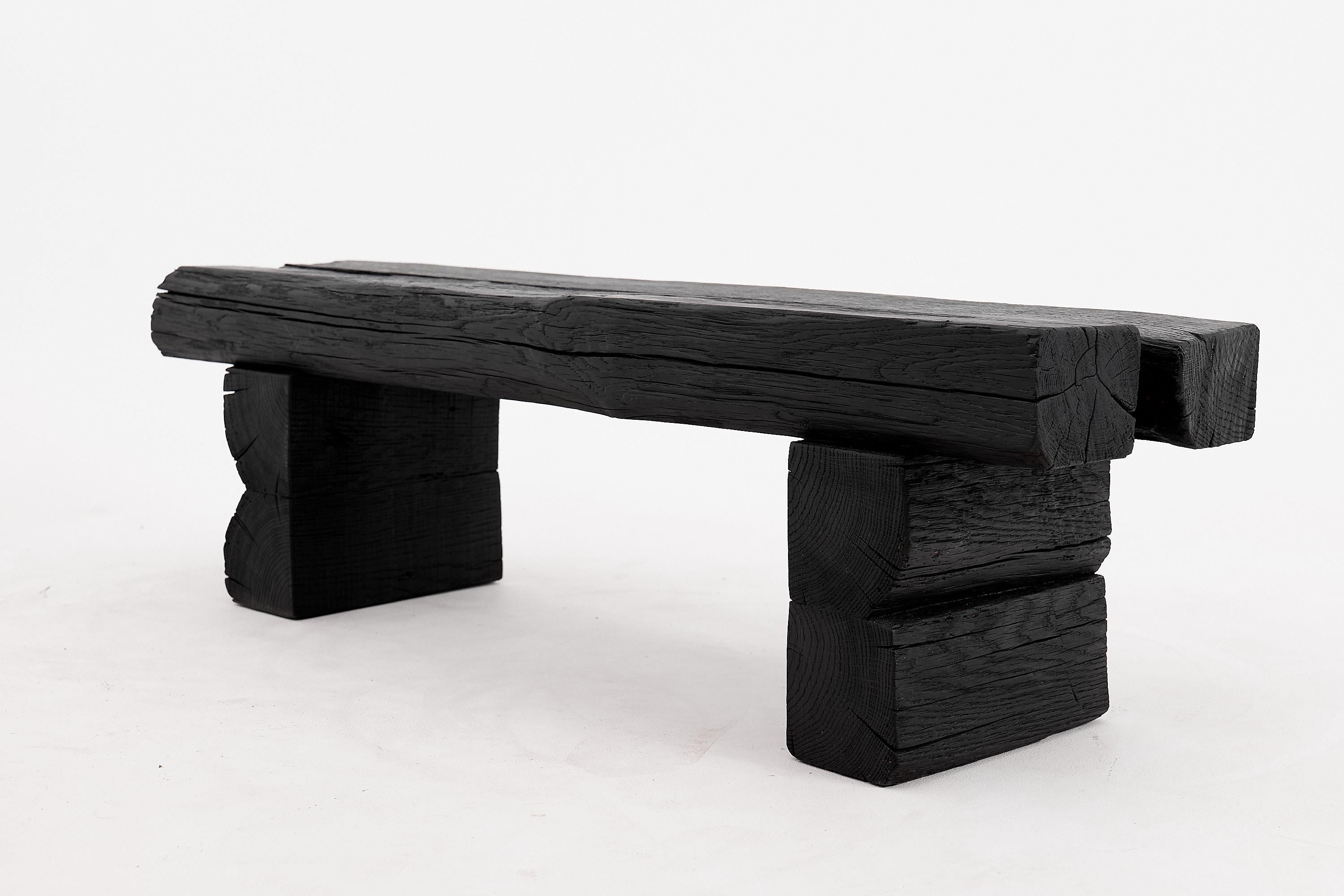 Croato Panchina da giardino rustica in Wood annerito con forma organica grezza per interni ed esterni in vendita