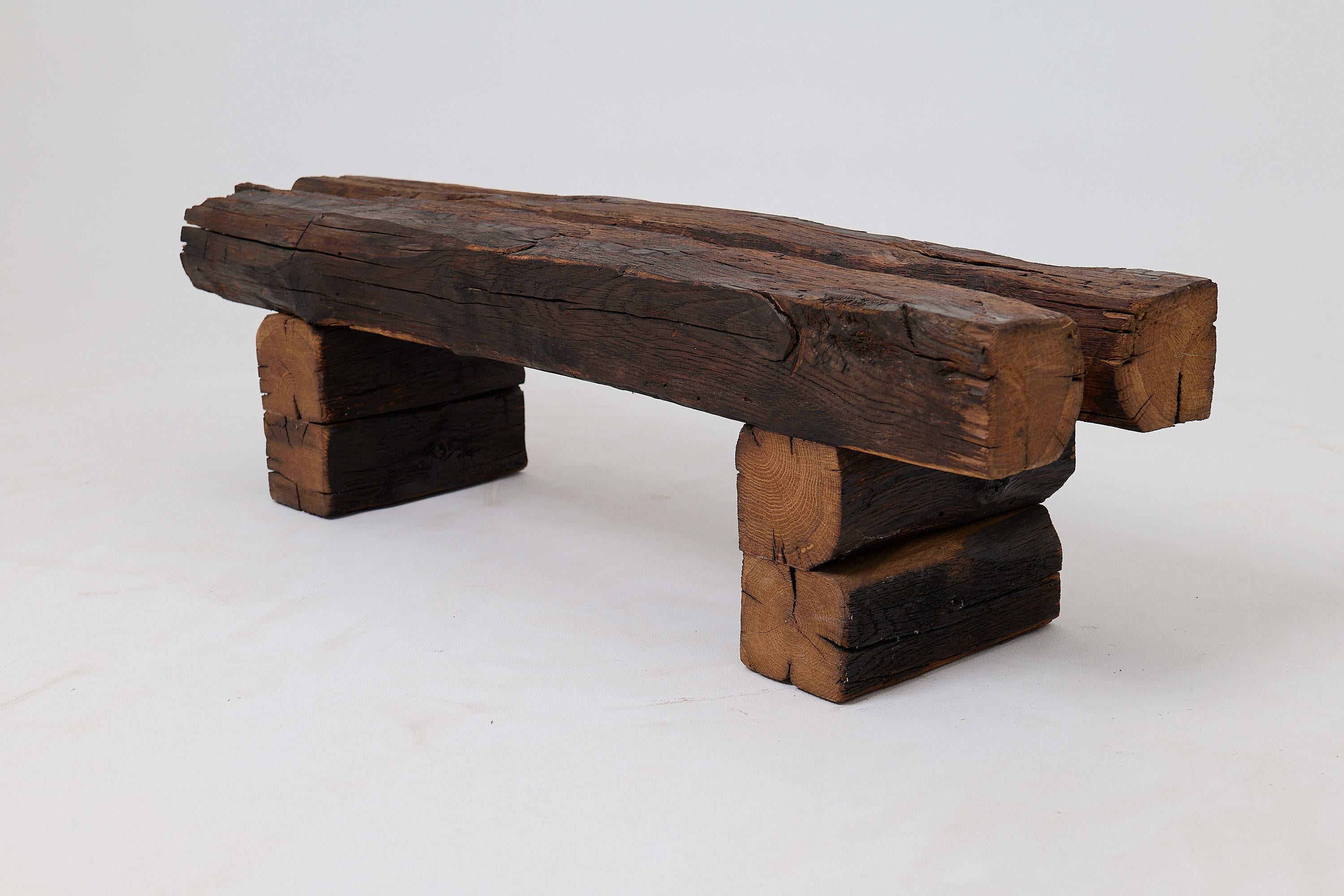 Croate Banc de jardin rustique en bois noirci avec forme organique brute Indoor & Outdoor en vente