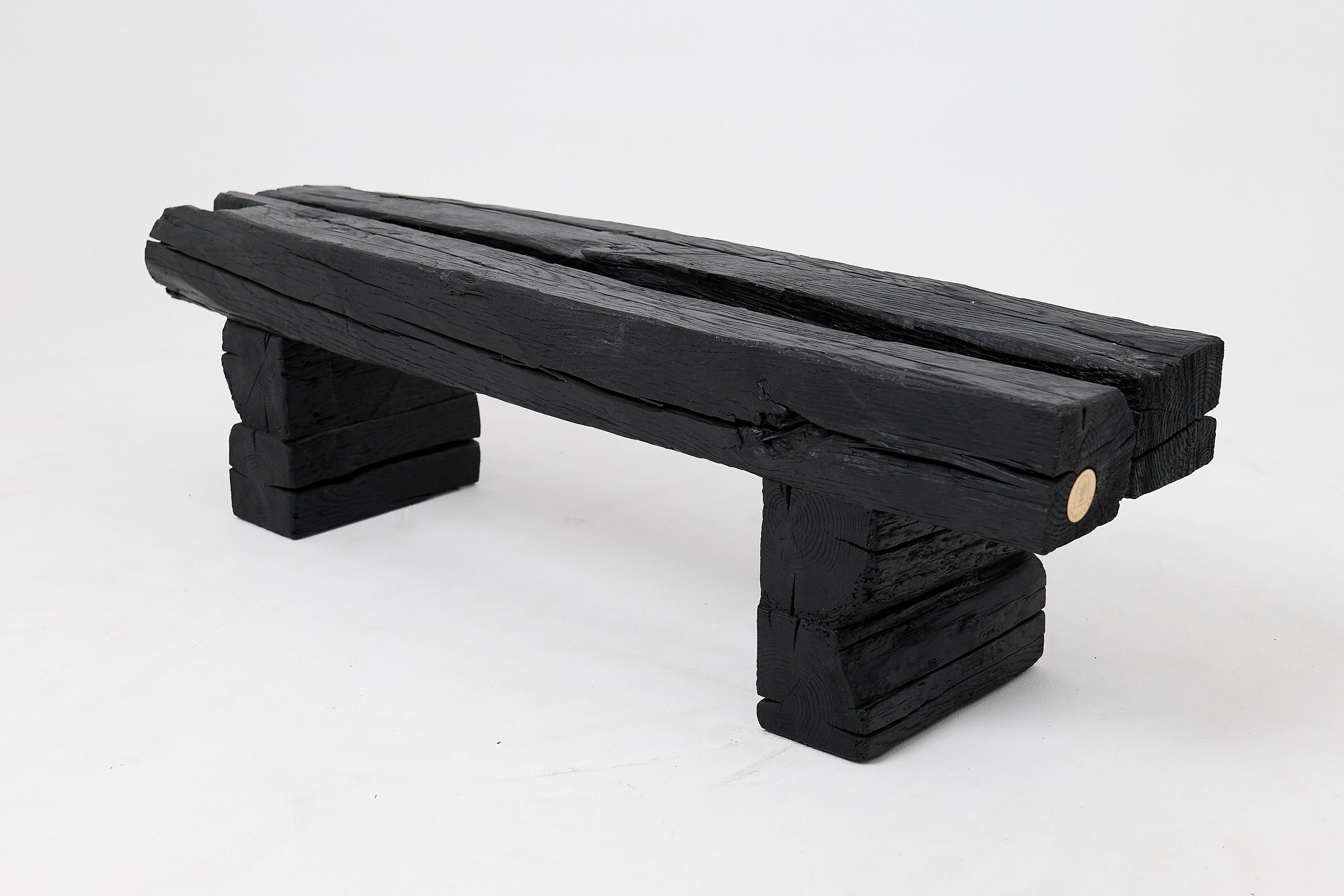 Croate Banc de jardin rustique en bois noirci avec forme organique brute Indoor & Outdoor en vente