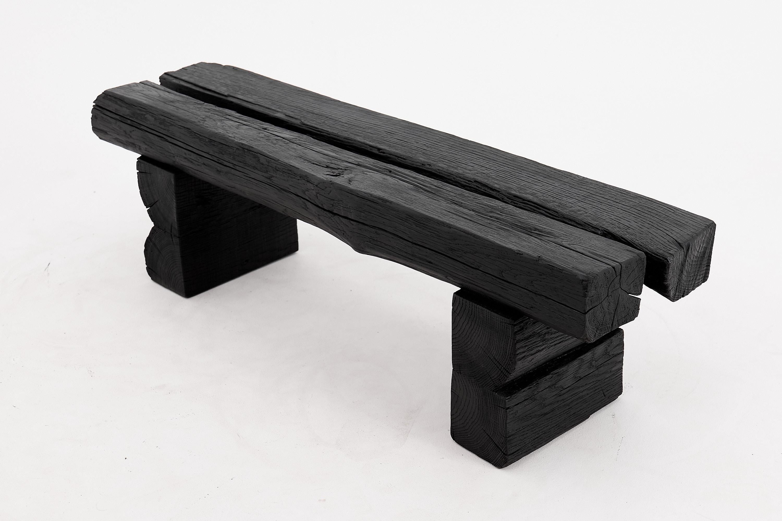Intagliato Panchina da giardino rustica in Wood annerito con forma organica grezza per interni ed esterni in vendita