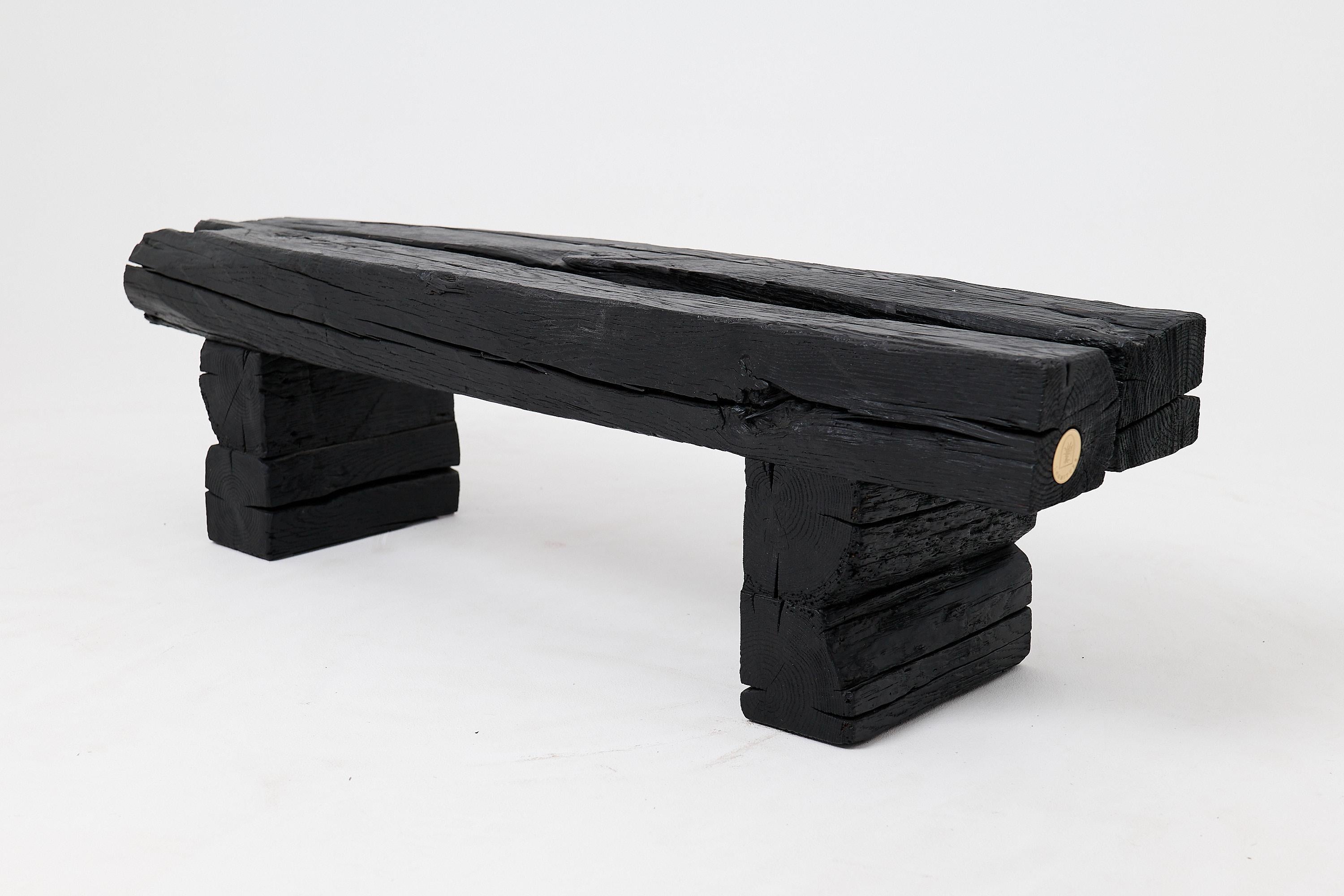 Sculpté Banc de jardin rustique en bois noirci avec forme organique brute Indoor & Outdoor en vente