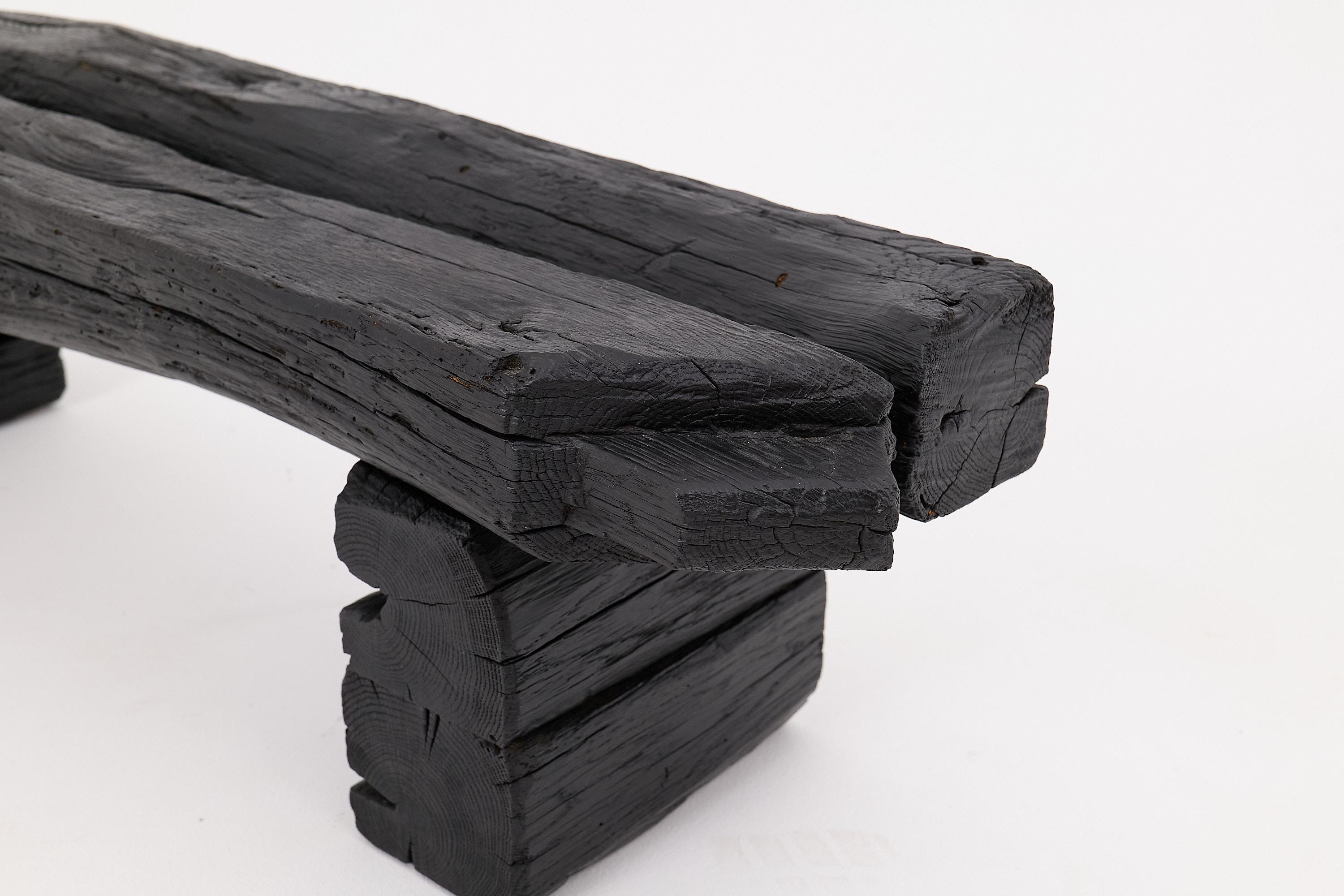 Rustikale Gartenbank aus geschwärztem Holz mit roher organischer Form Indoor & Outdoor (21. Jahrhundert und zeitgenössisch) im Angebot