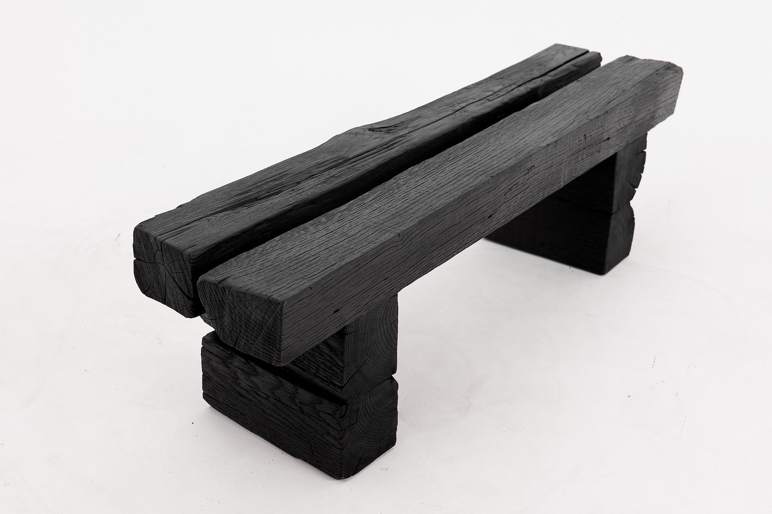 Legno Panchina da giardino rustica in Wood annerito con forma organica grezza per interni ed esterni in vendita