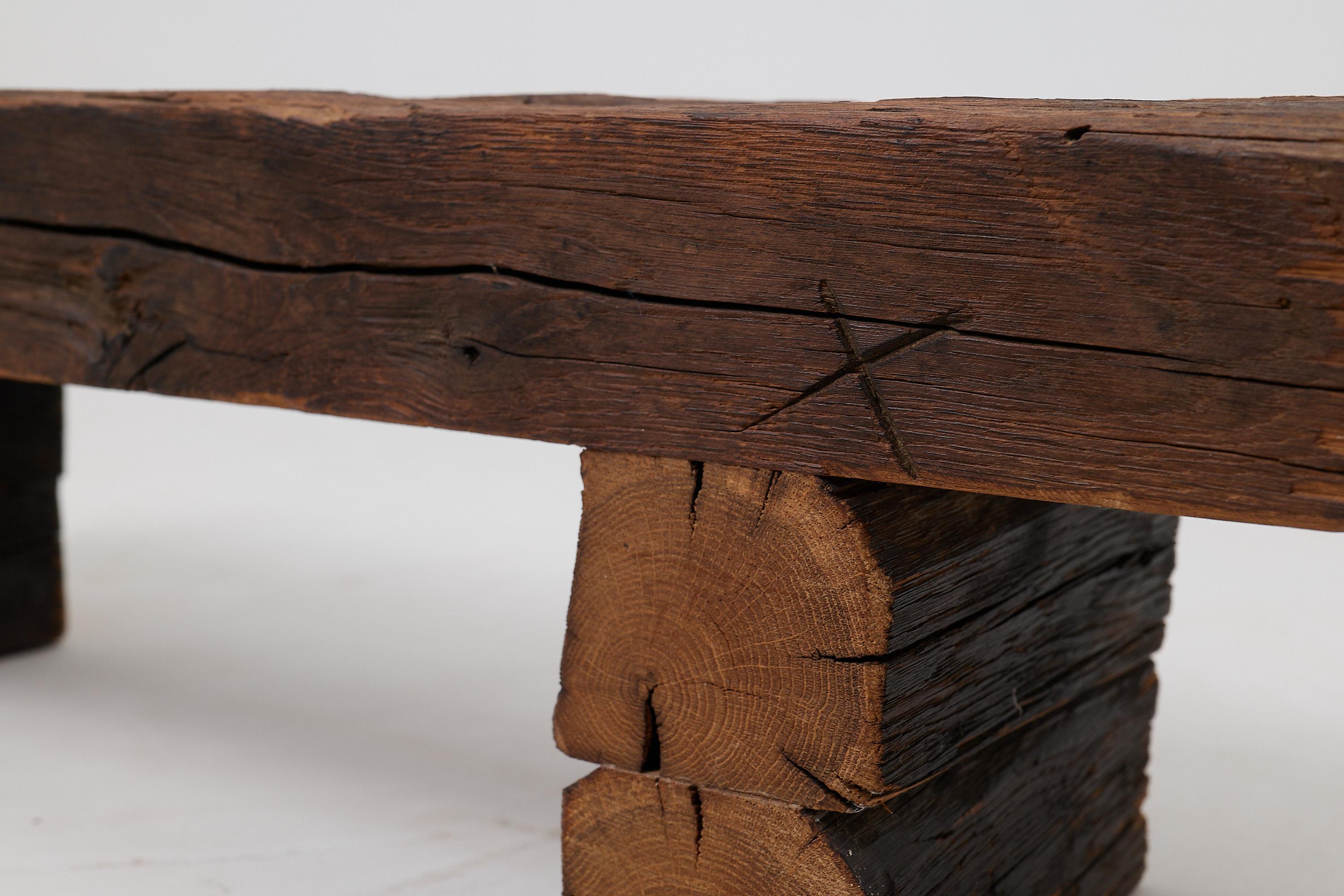 Banc de jardin rustique en bois noirci avec forme organique brute Indoor & Outdoor en vente 1