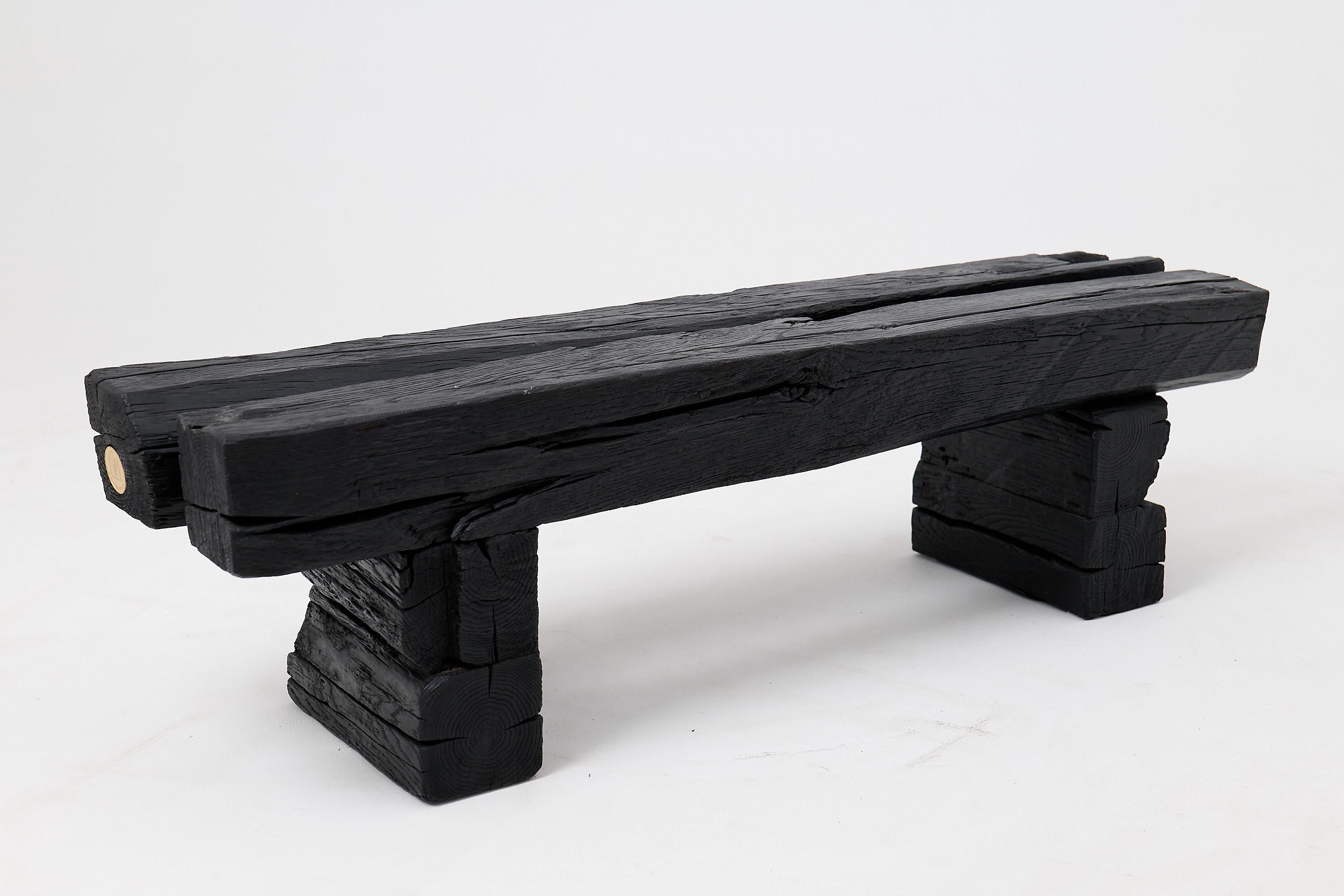Banc de jardin rustique en bois noirci avec forme organique brute Indoor & Outdoor en vente 1