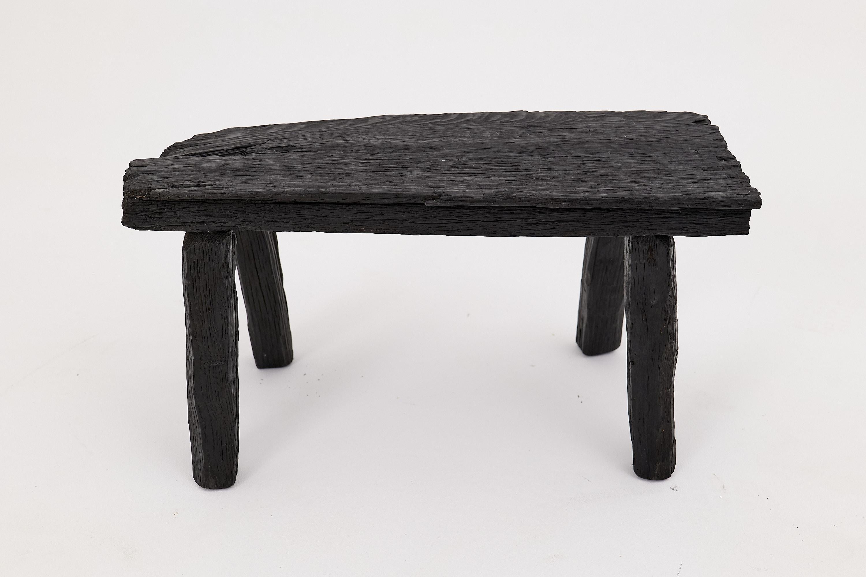 Tabouret rustique en Wood noirci avec forme organique brute Intérieur et extérieur en vente 2