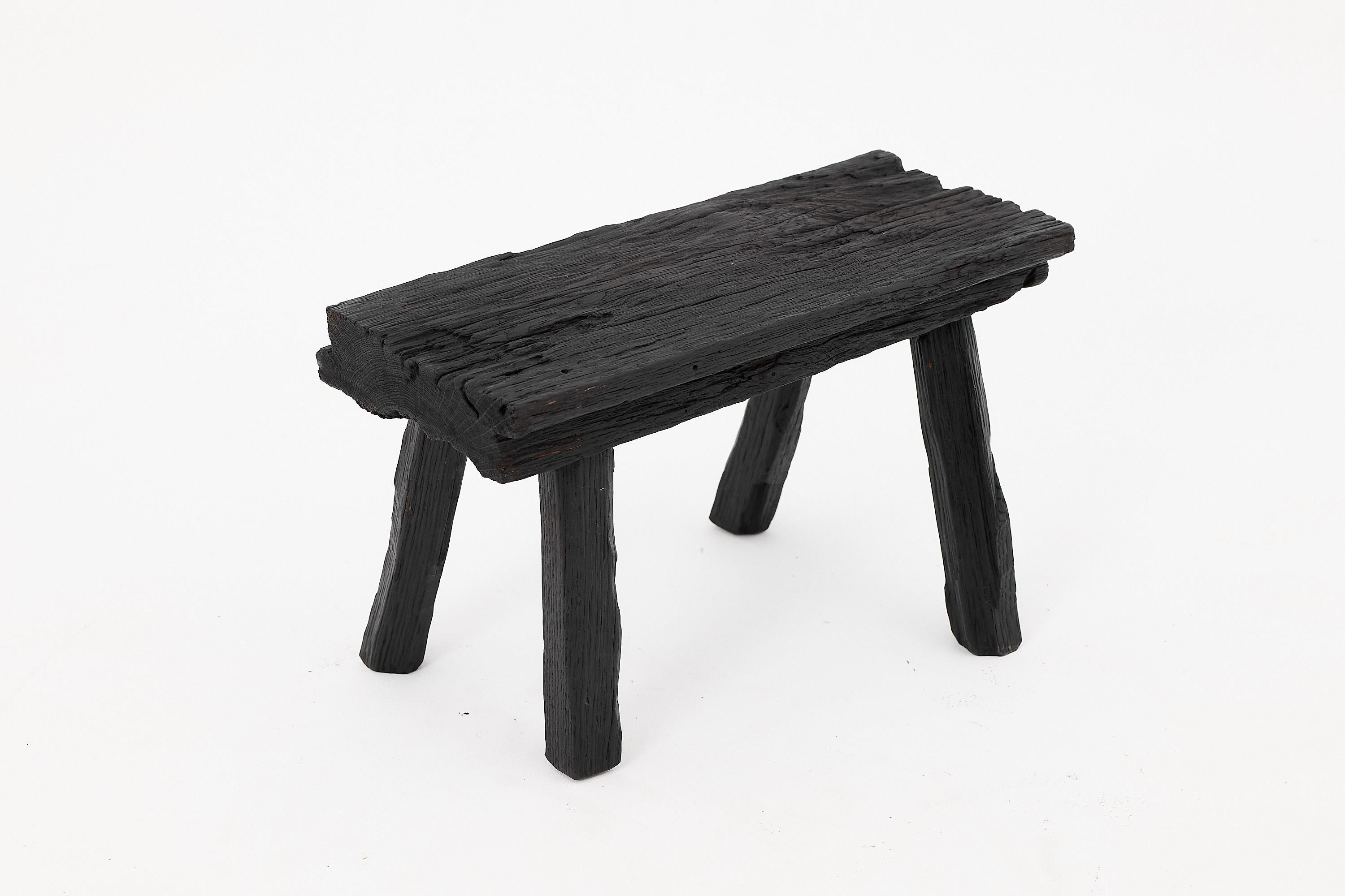 Sgabello rustico in Wood annerito con forma organica grezza per interni ed esterni in vendita 2