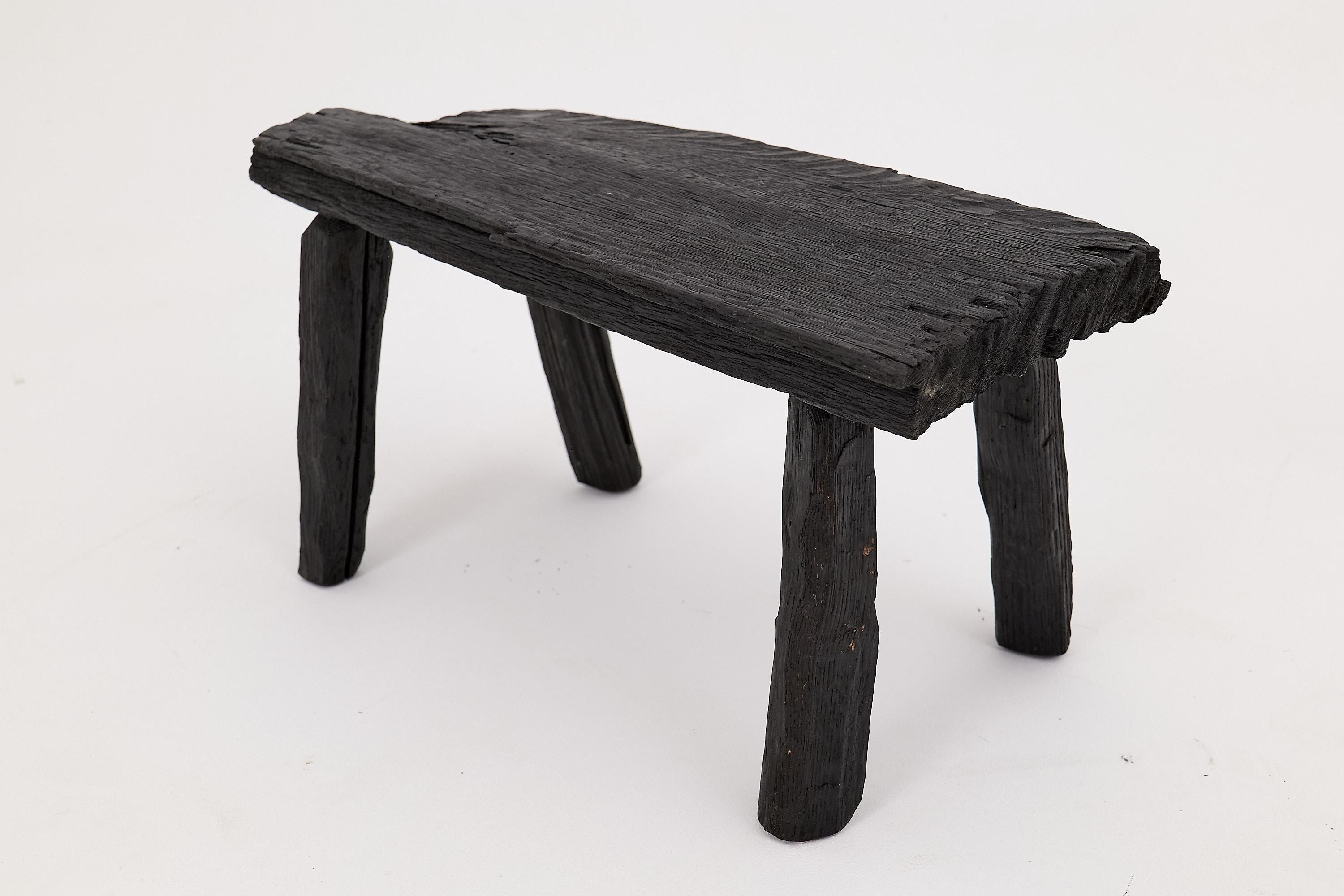 Tabouret rustique en Wood noirci avec forme organique brute Intérieur et extérieur en vente 3