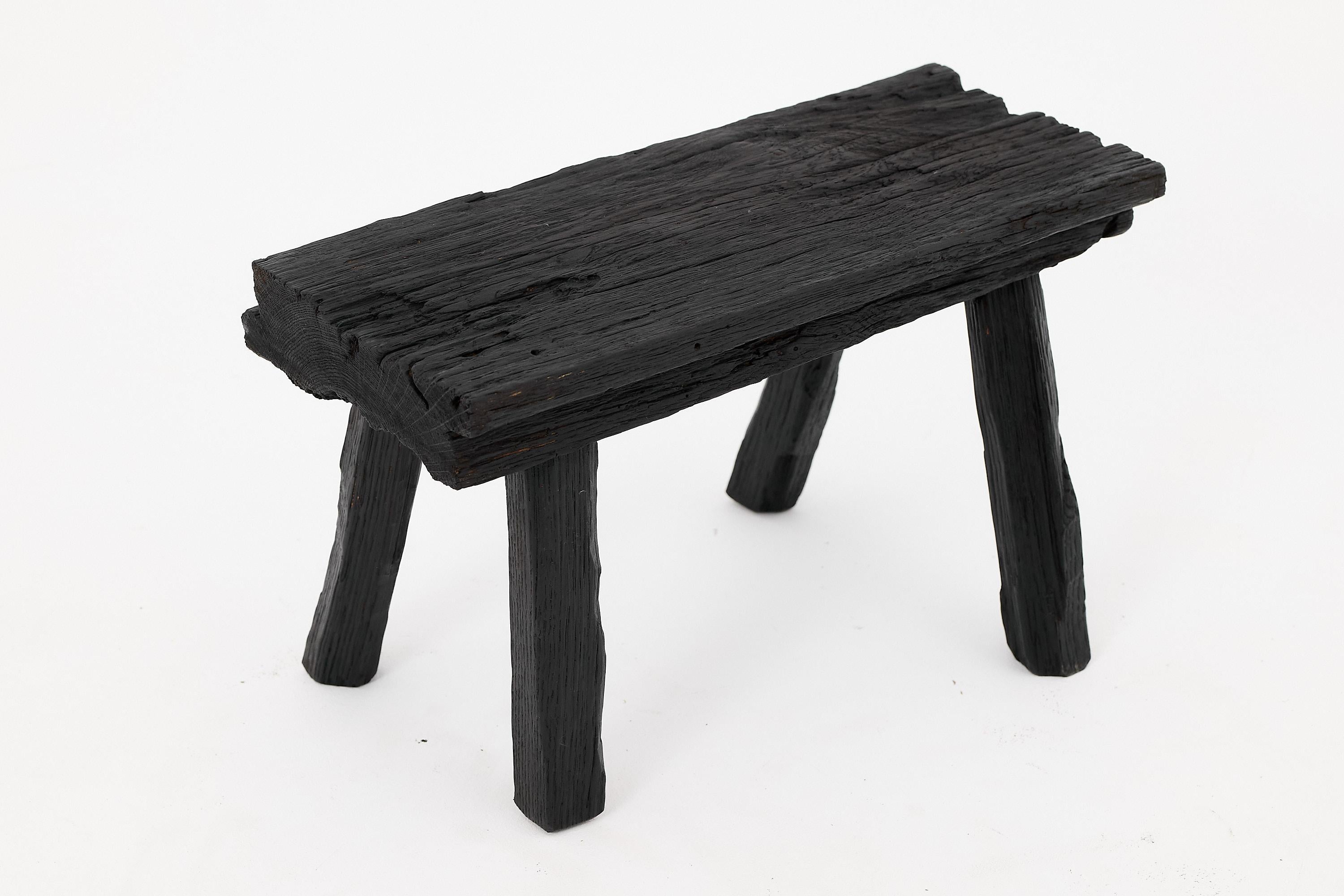 Sgabello rustico in Wood annerito con forma organica grezza per interni ed esterni in vendita 3