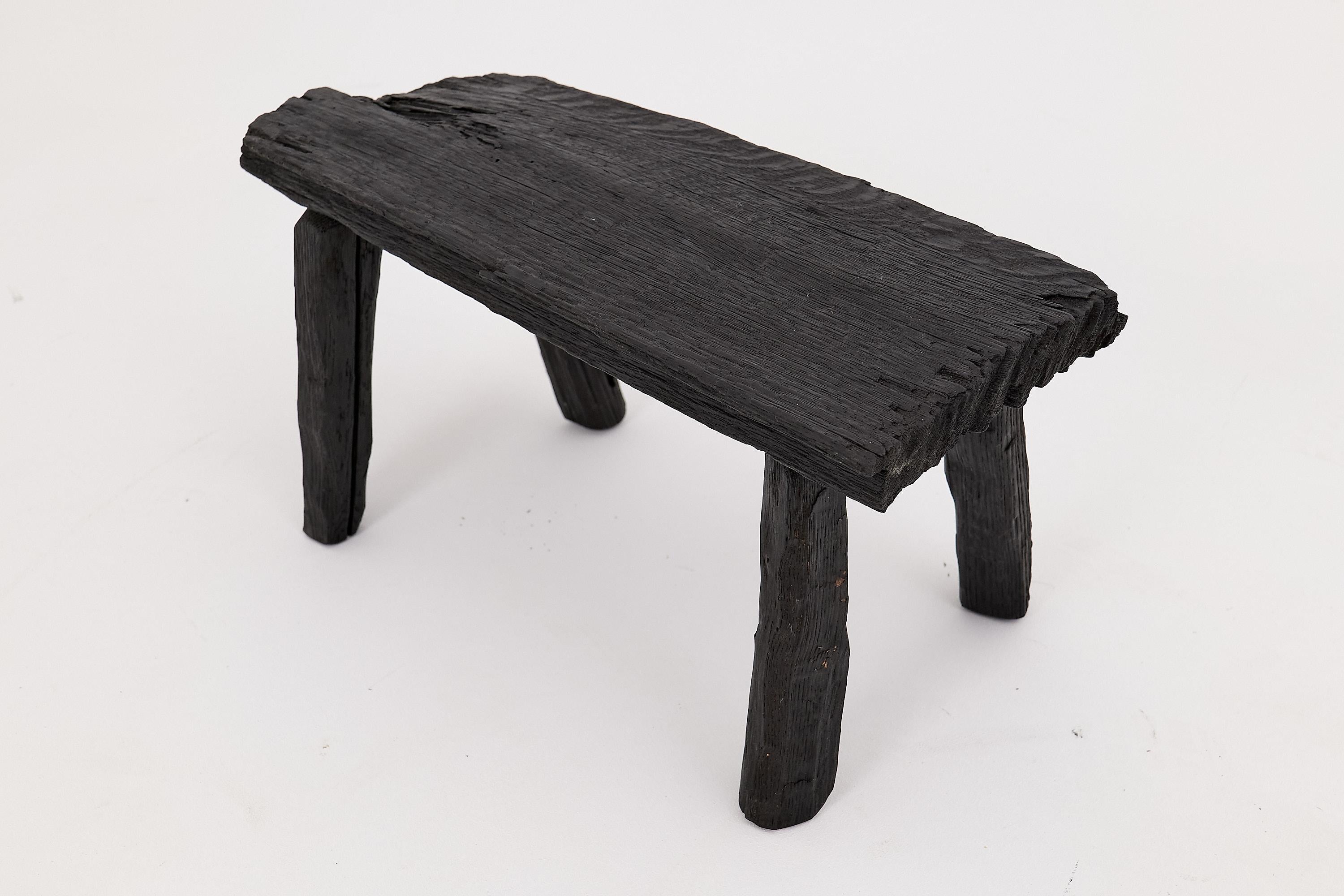 Tabouret rustique en Wood noirci avec forme organique brute Intérieur et extérieur en vente 4