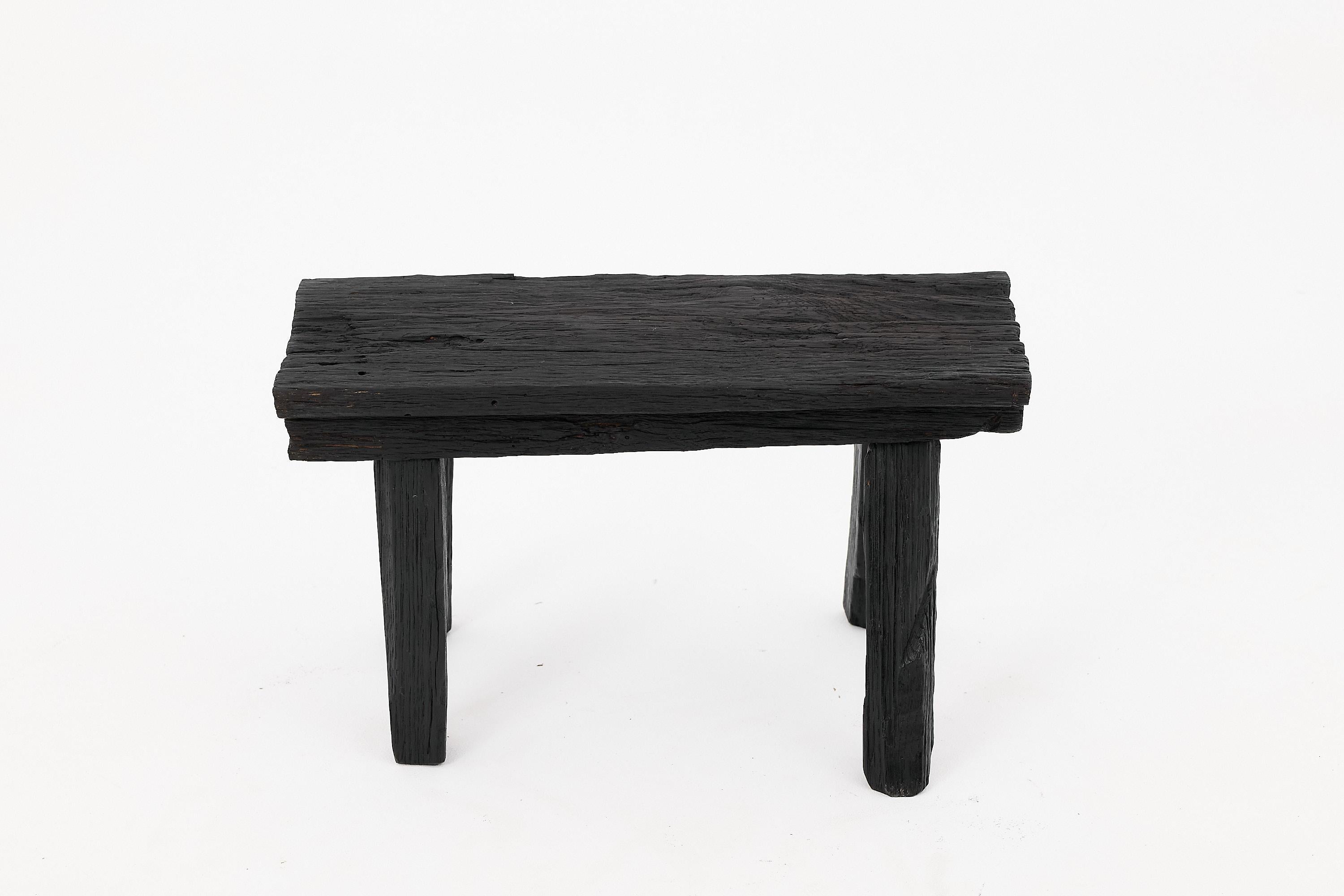 Sgabello rustico in Wood annerito con forma organica grezza per interni ed esterni in vendita 4