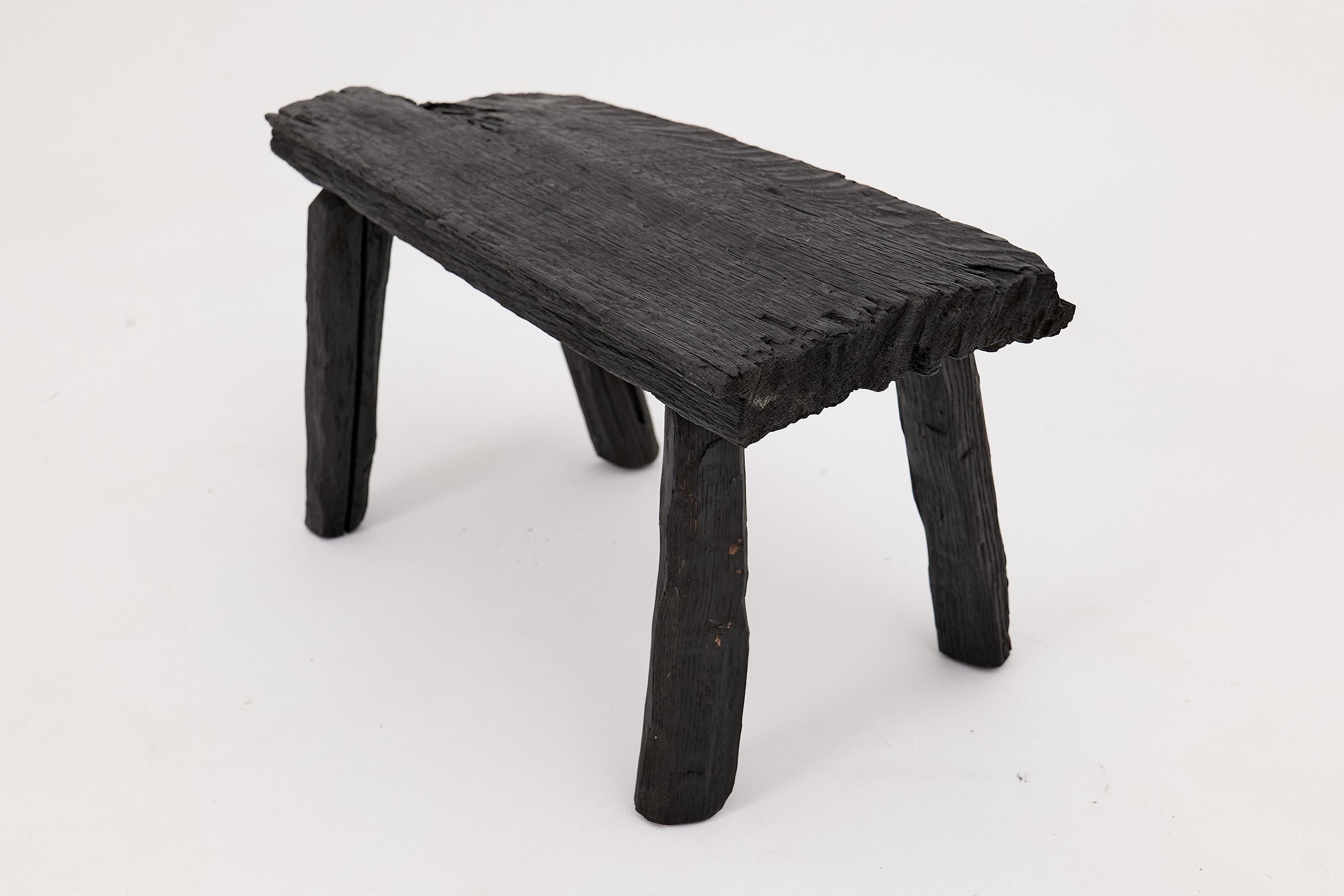 Tabouret rustique en Wood noirci avec forme organique brute Intérieur et extérieur en vente 5