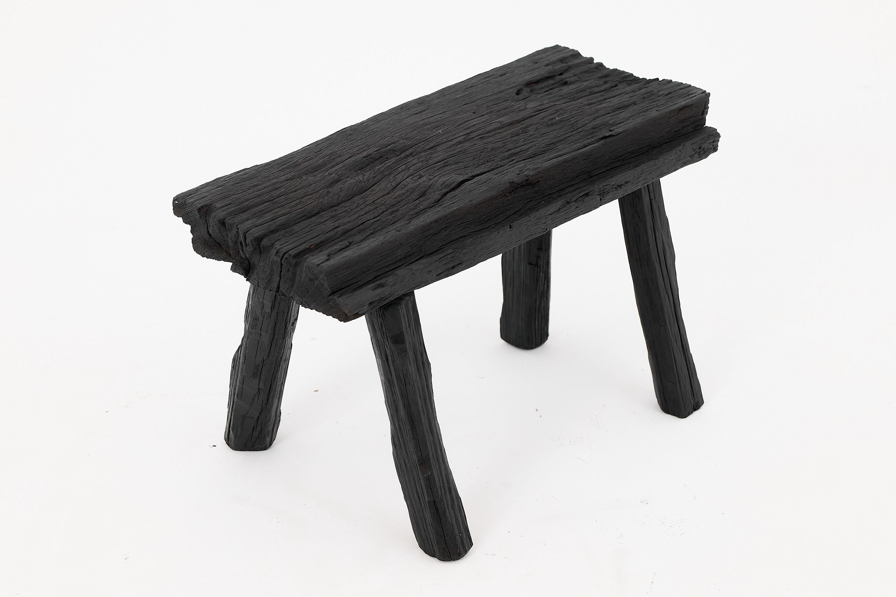 Sgabello rustico in Wood annerito con forma organica grezza per interni ed esterni in vendita 5