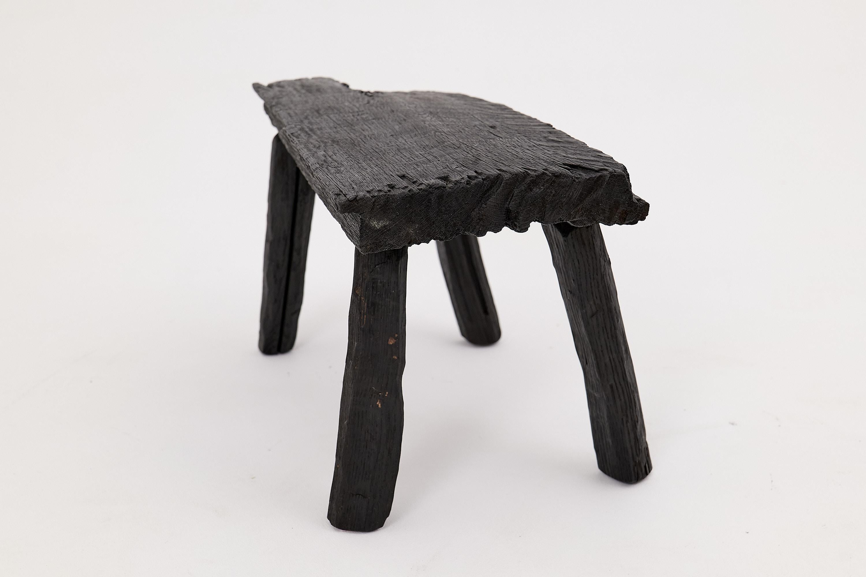 Tabouret rustique en Wood noirci avec forme organique brute Intérieur et extérieur en vente 6