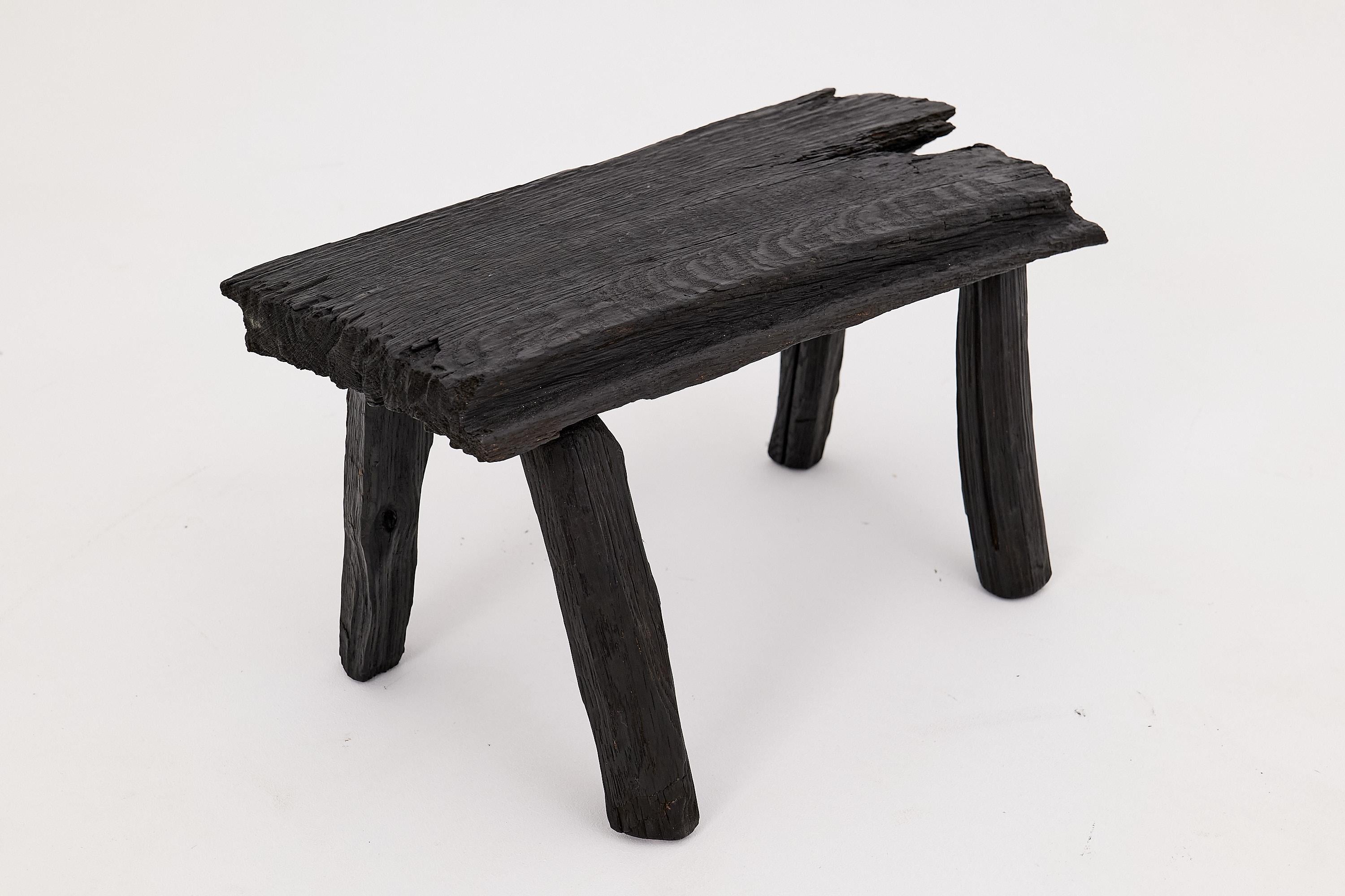 Tabouret rustique en Wood noirci avec forme organique brute Intérieur et extérieur en vente 7