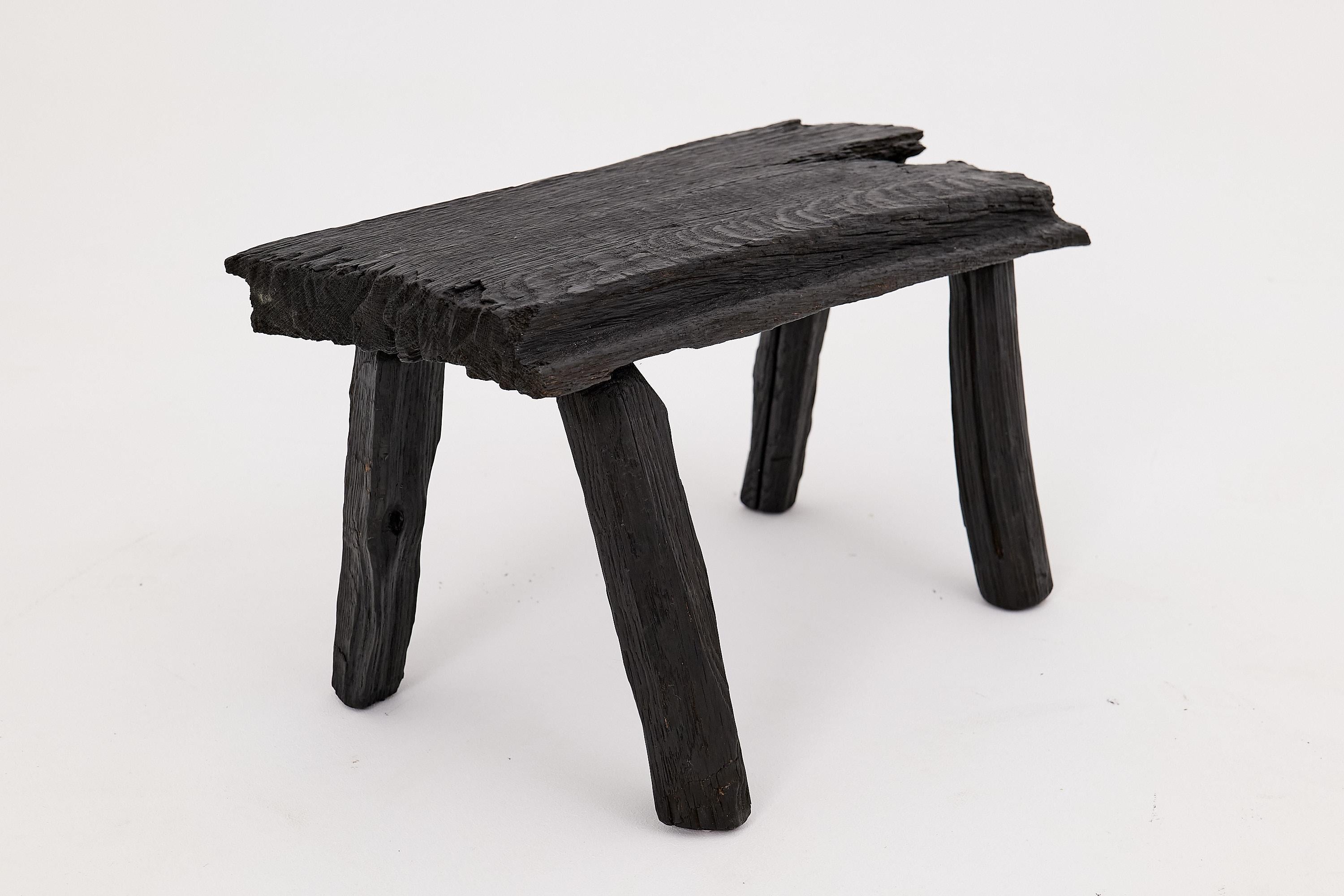 Tabouret rustique en Wood noirci avec forme organique brute Intérieur et extérieur en vente 8