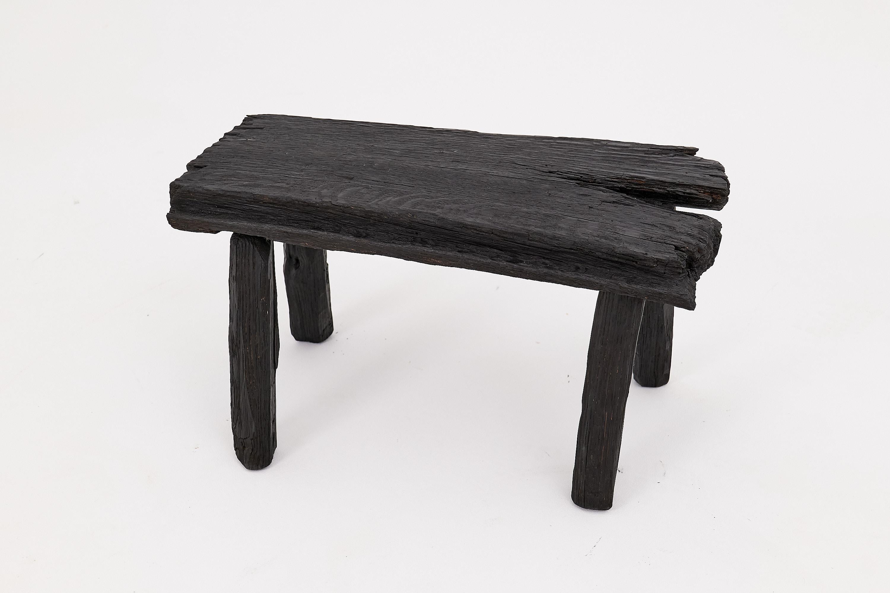 Brutalisme Tabouret rustique en Wood noirci avec forme organique brute Intérieur et extérieur en vente