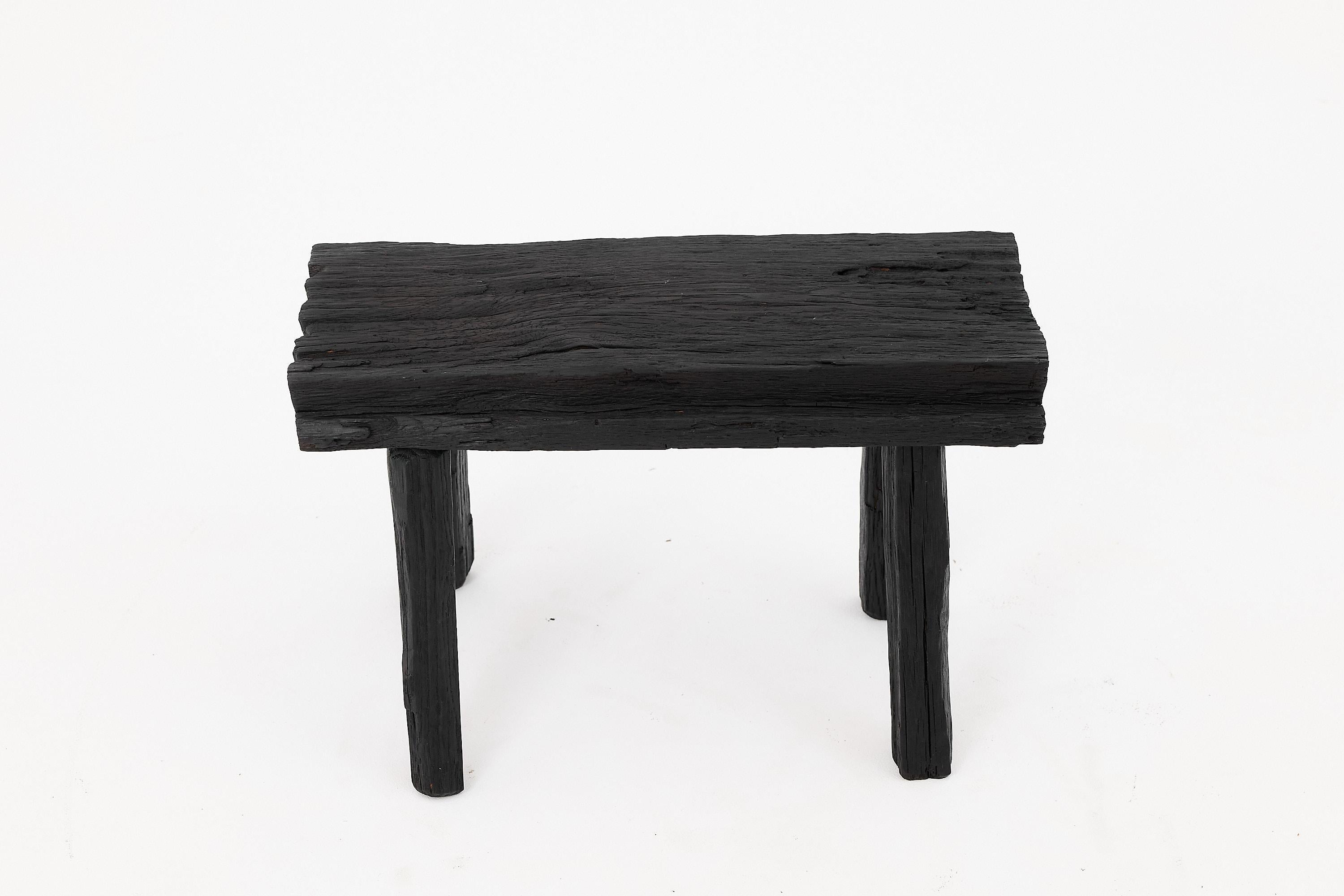 Brutalismo Sgabello rustico in Wood annerito con forma organica grezza per interni ed esterni in vendita