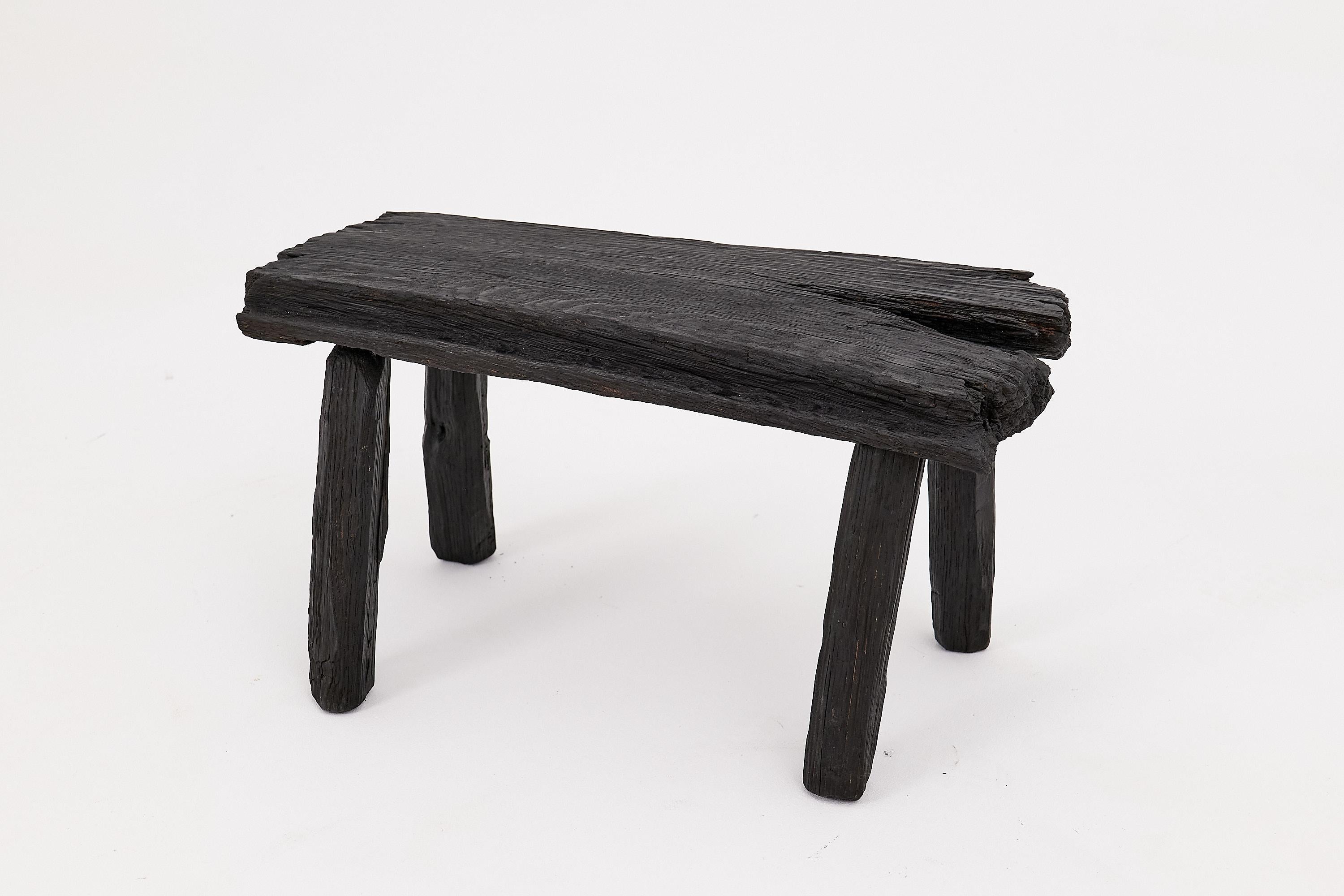 Croate Tabouret rustique en Wood noirci avec forme organique brute Intérieur et extérieur en vente