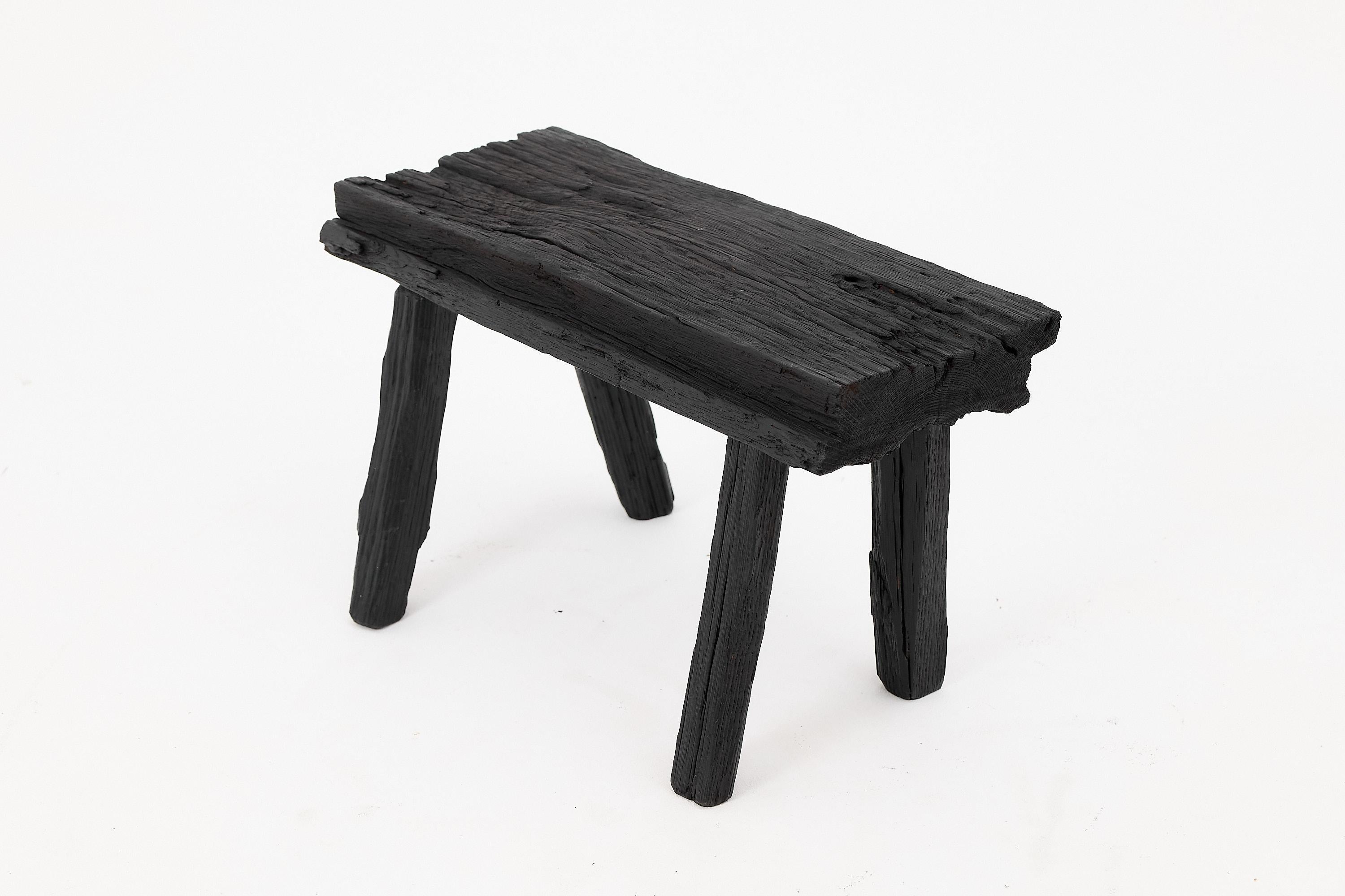 Croato Sgabello rustico in Wood annerito con forma organica grezza per interni ed esterni in vendita